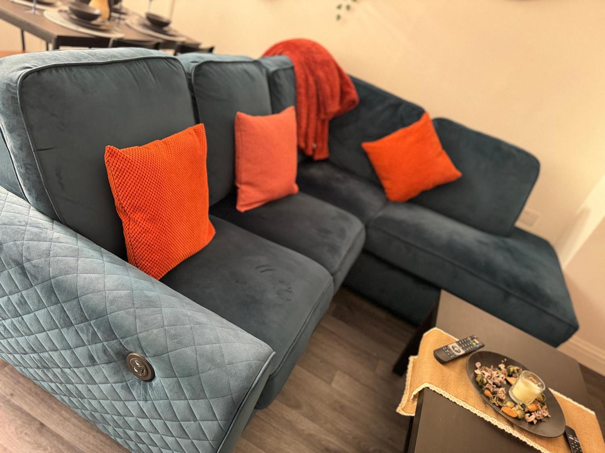 Apartment Spacious 3br Flat For Groups Visiting With Keyless Check-in, Free Wifi And Parking