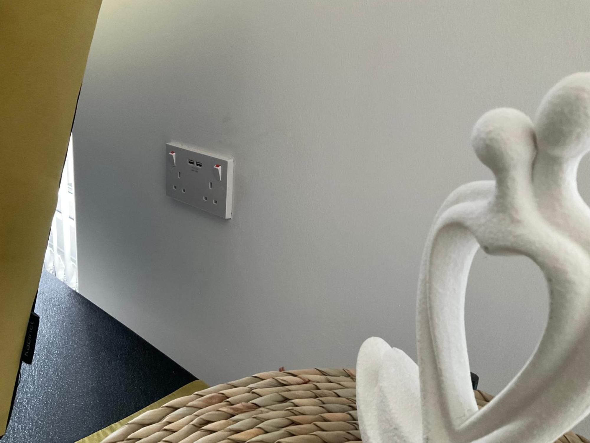 The Parkes A Stylish 3br House With Free Parking, 5 Mins From Close To The Edgbaston Stadium, The Hippodrome, Uob, Aston And Bcu, China Town, Kings Heath Bhx Airport And Much