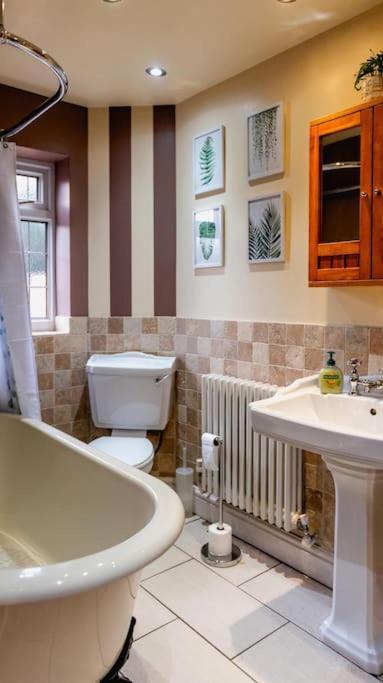 Apartment Ilford - Driveway- 3 Bed- M6 J6 Contractors & Families *