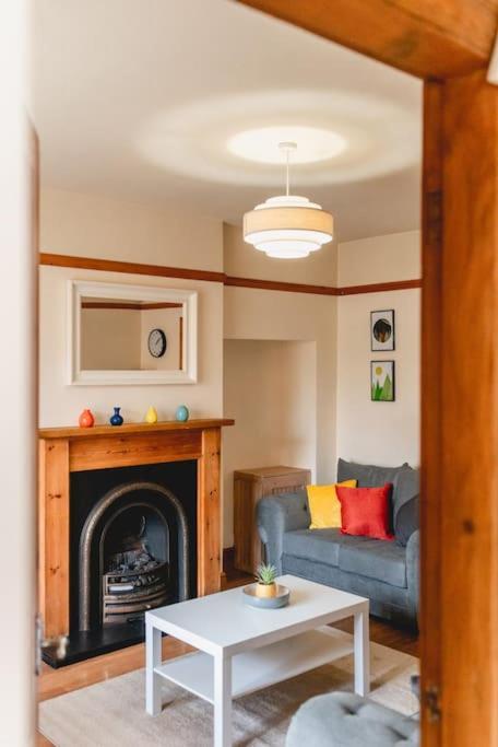 Apartment Ilford - Driveway- 3 Bed- M6 J6 Contractors & Families