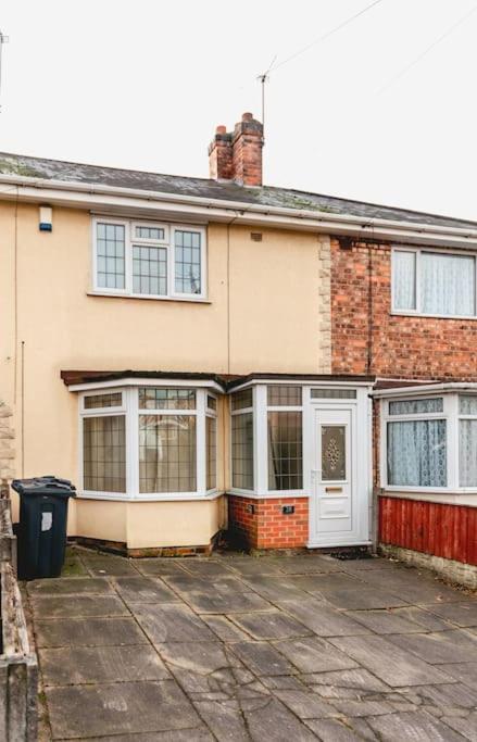 Apartment Ilford - Driveway- 3 Bed- M6 J6 Contractors & Families *