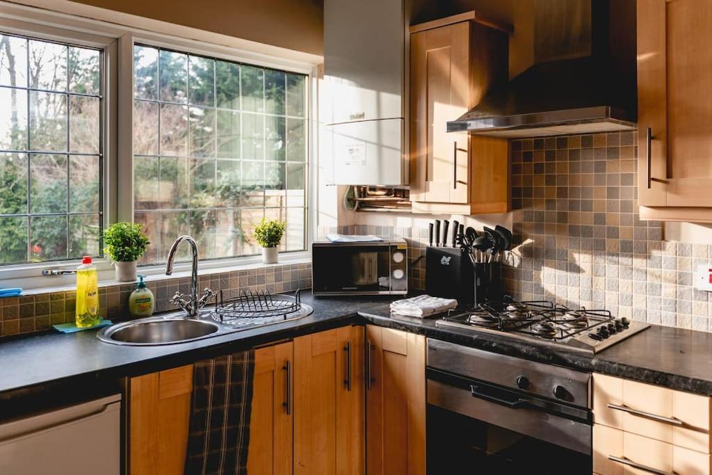 Apartment Ilford - Driveway- 3 Bed- M6 J6 Contractors & Families *