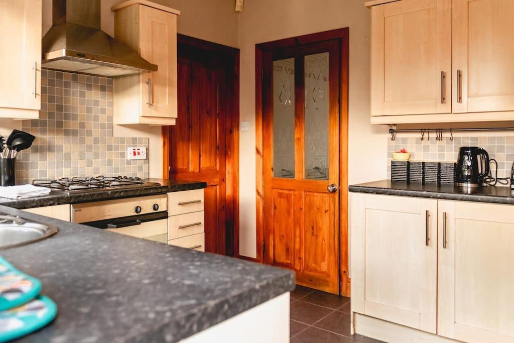 Apartment Ilford - Driveway- 3 Bed- M6 J6 Contractors & Families