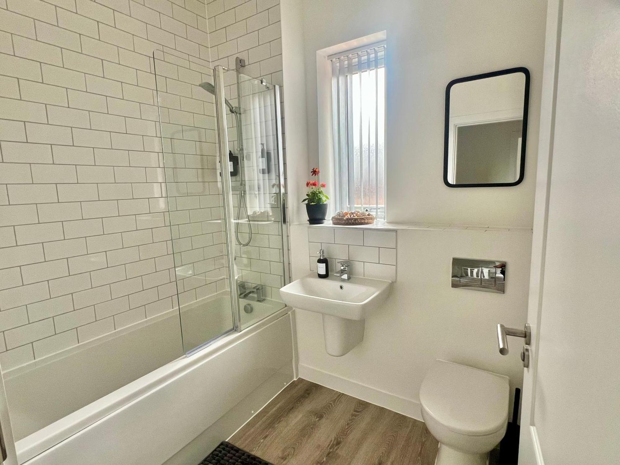 The Parkes A Stylish 3br House With Free Parking, 5 Mins From Close To The Edgbaston Stadium, The Hippodrome, Uob, Aston And Bcu, China Town, Kings Heath Bhx Airport And Much *
