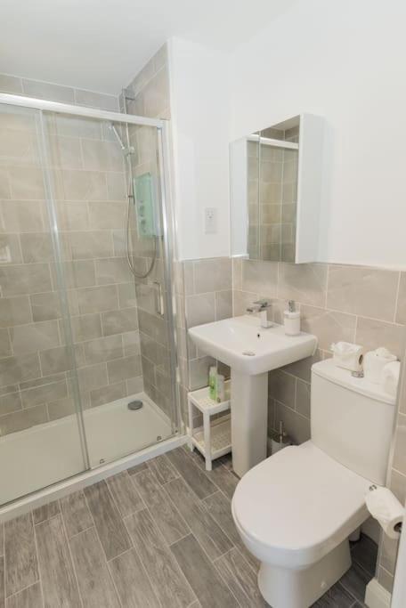 Apartment Deluxe 5'bed House W- Parking - Centre