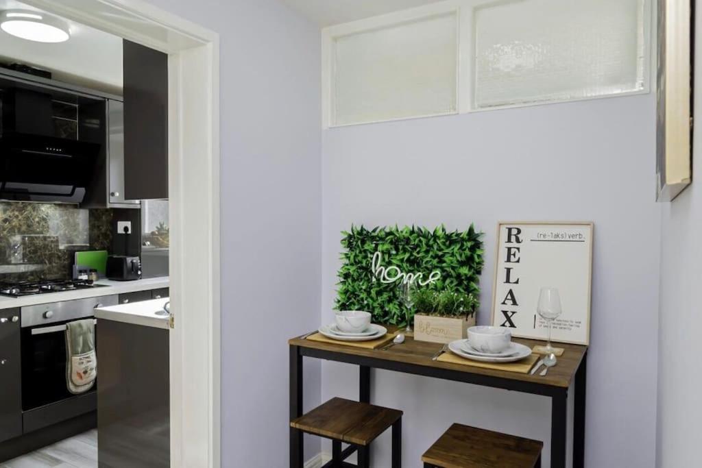 Entire 2 Bed 1 Bath Centre Uk Apartment *