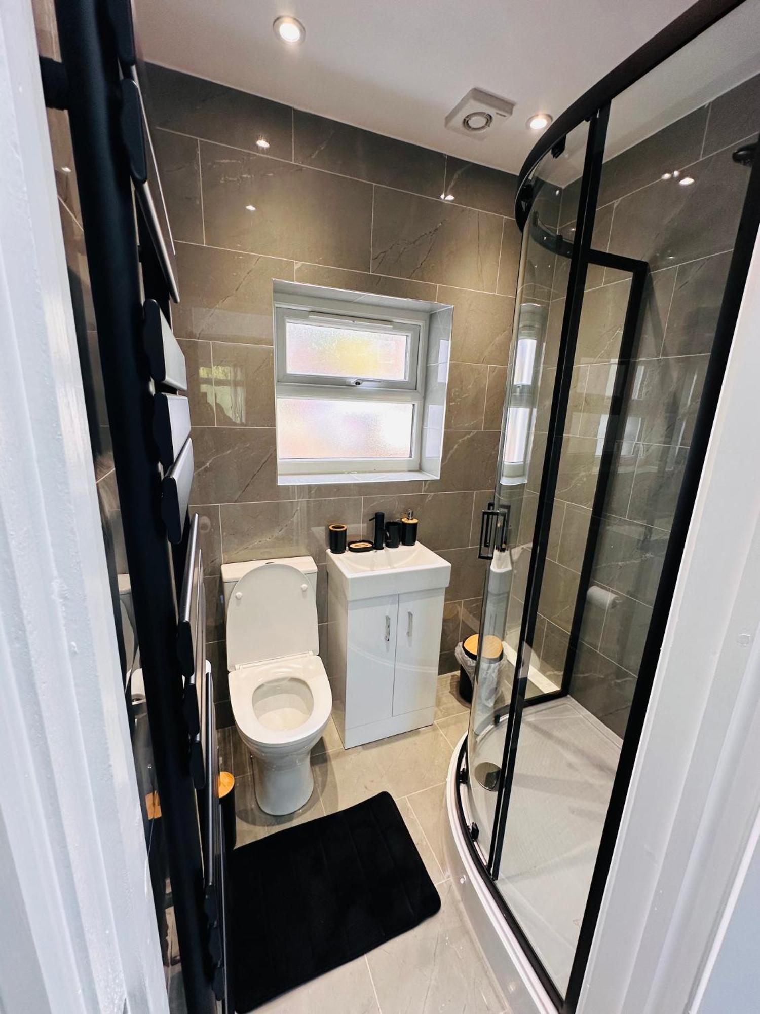 Guest house R-2 Newly Renovated Private Self Contained With Private Dedicated Bathroom - Selly Oak Birmingham