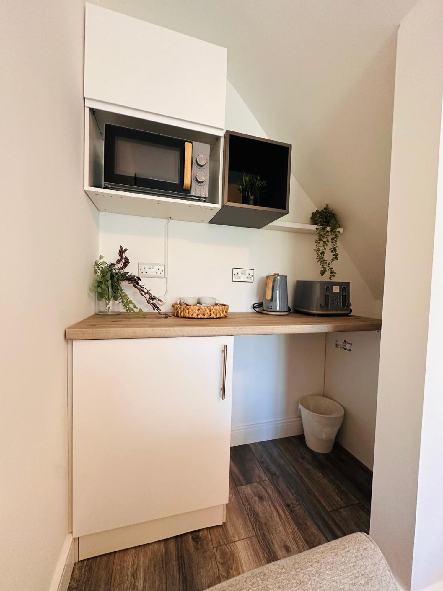 R-2 Newly Renovated Private Self Contained With Private Dedicated Bathroom - Selly Oak *