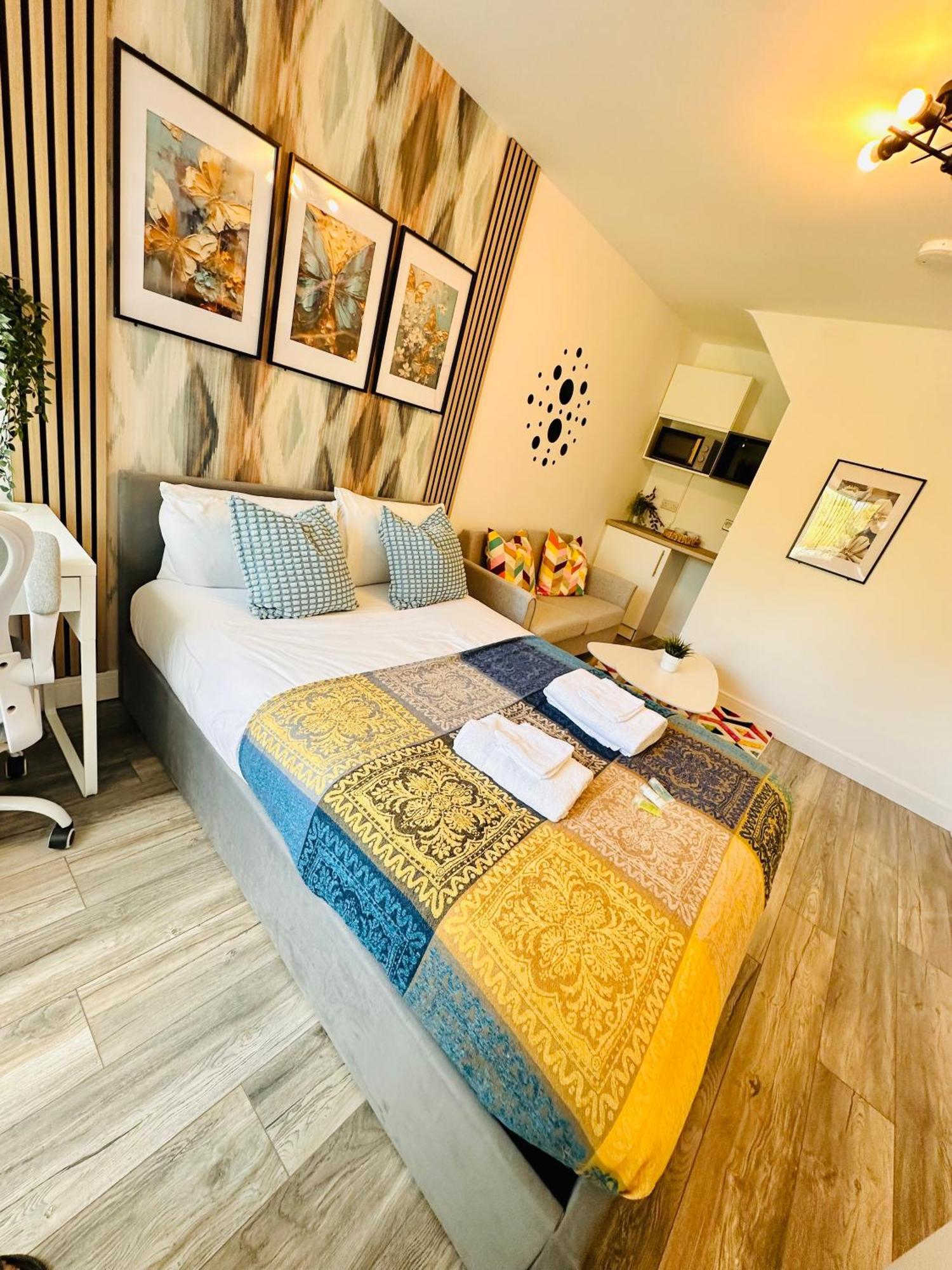 R-2 Newly Renovated Private Self Contained With Private Dedicated Bathroom - Selly Oak * Birmingham