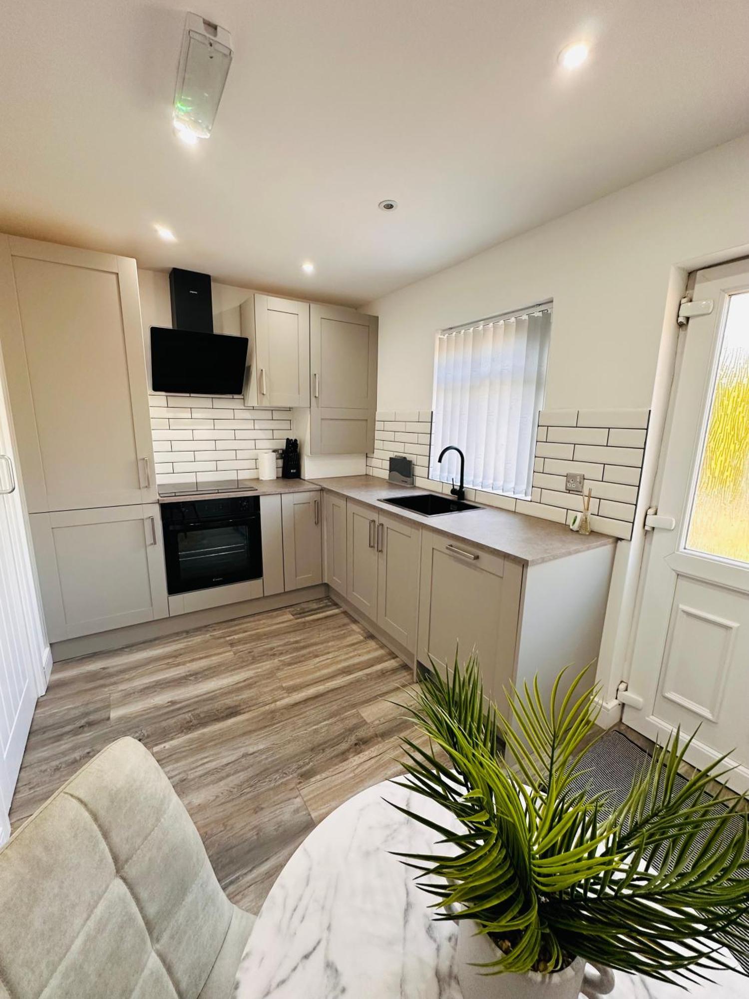 R-2 Newly Renovated Private Self Contained With Private Dedicated Bathroom - Selly Oak