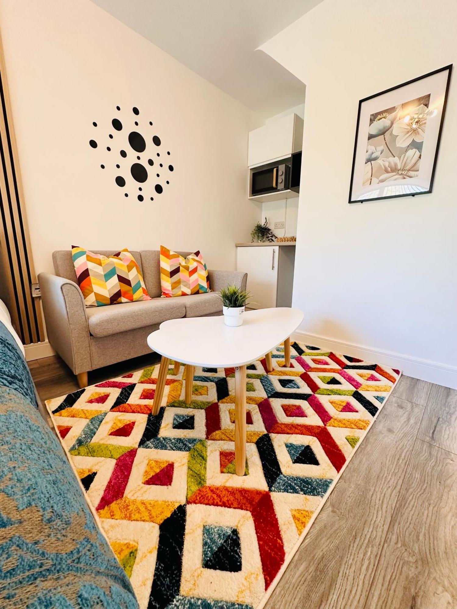 R-2 Newly Renovated Private Self Contained With Private Dedicated Bathroom - Selly Oak