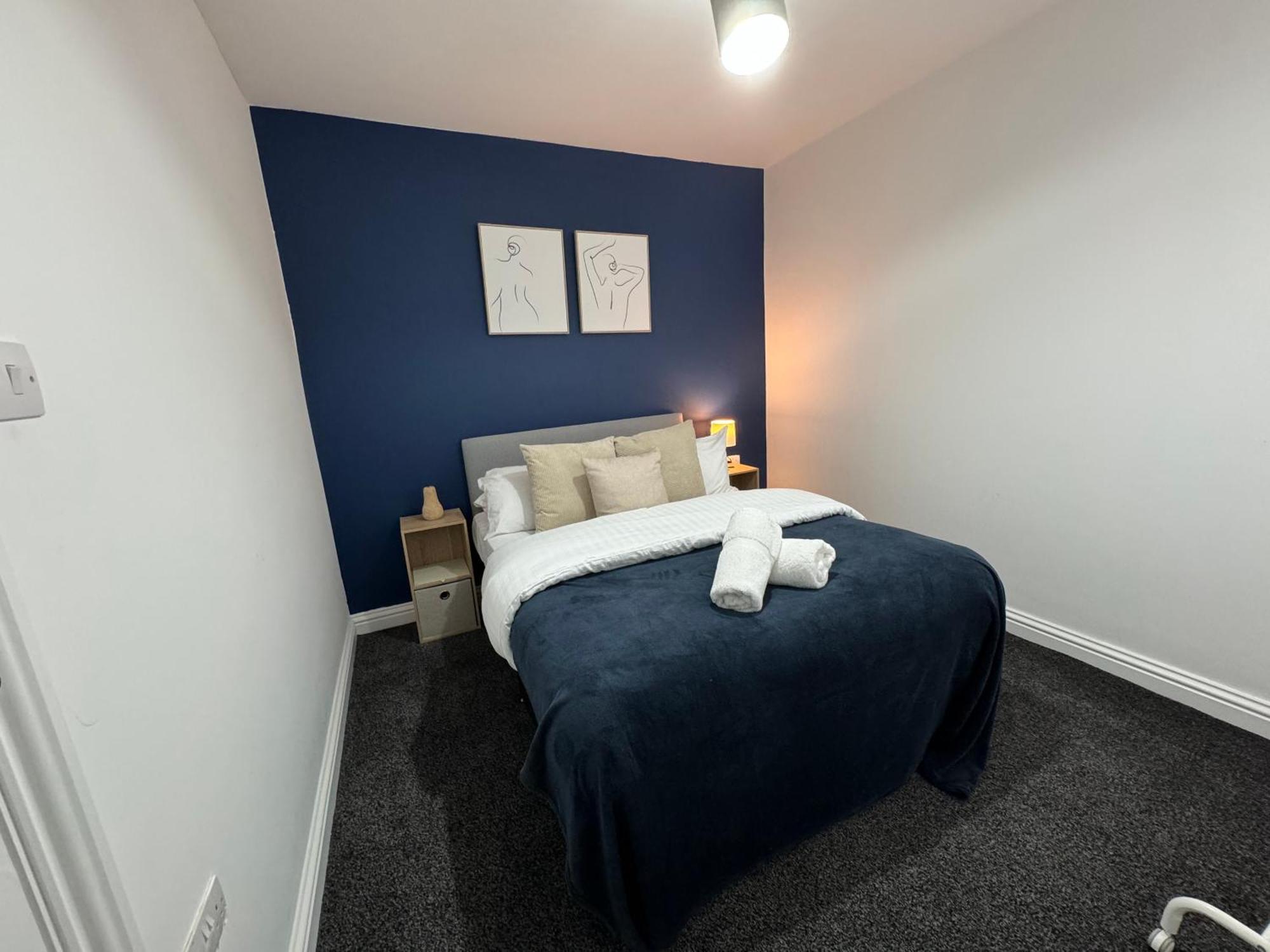 Apartment Spacious 3br Flat For Groups Visiting With Keyless Check-in, Free Wifi And Parking *