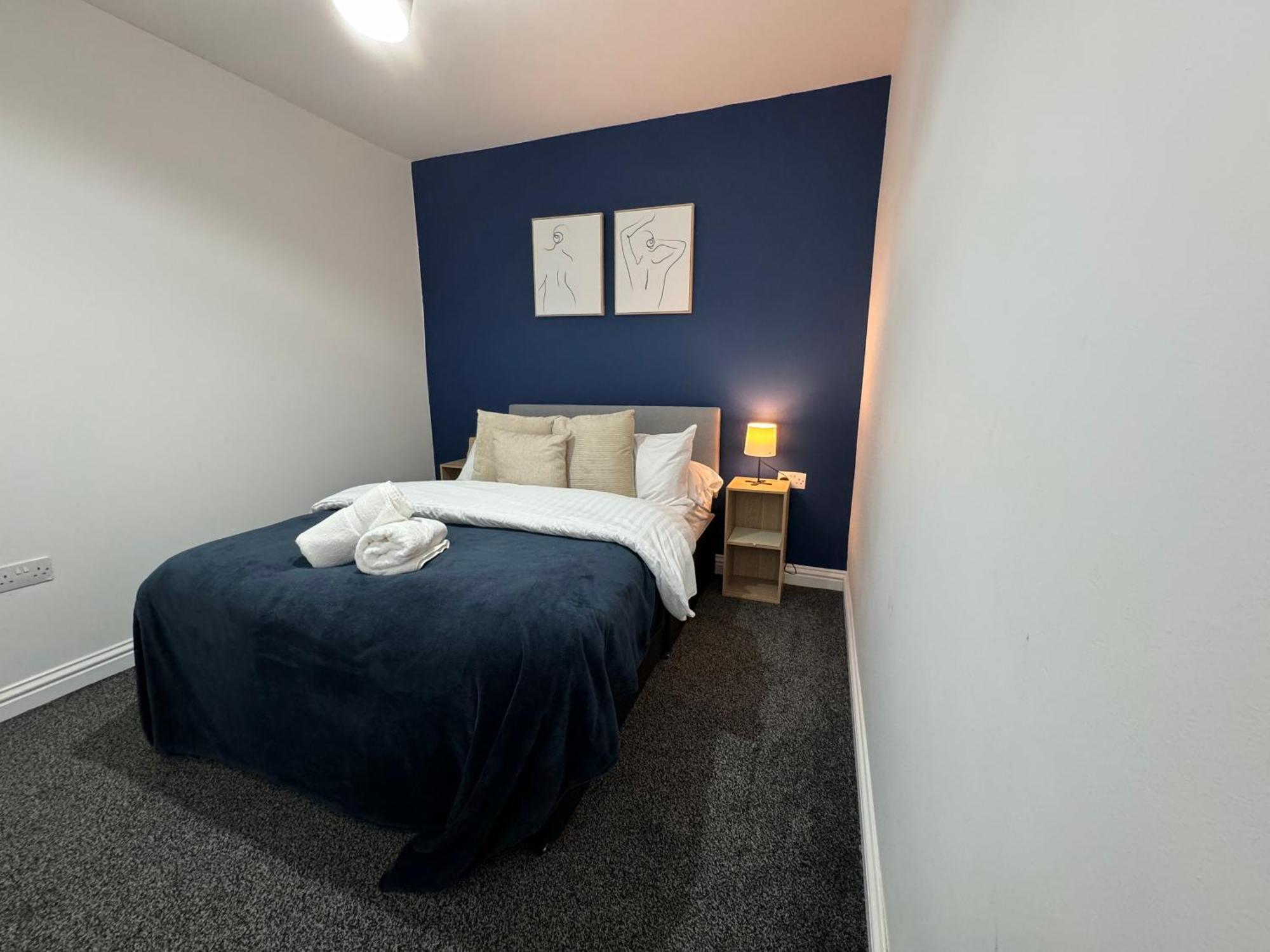Apartment Spacious 3br Flat For Groups Visiting With Keyless Check-in, Free Wifi And Parking