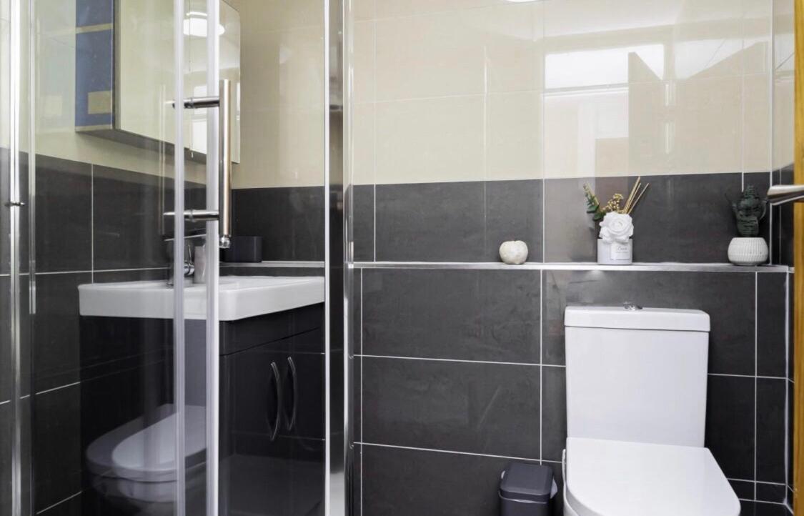 Entire 2 Bed 1 Bath Centre Uk Apartment *