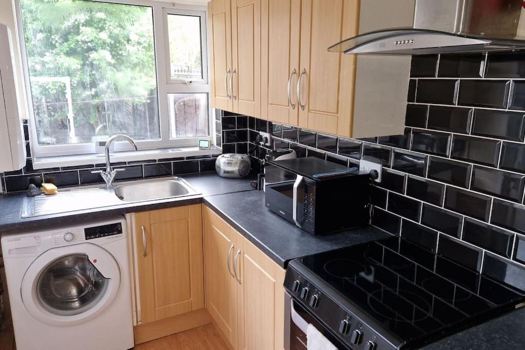 Holiday home Comfortable 4 Bedroom House Birmingham