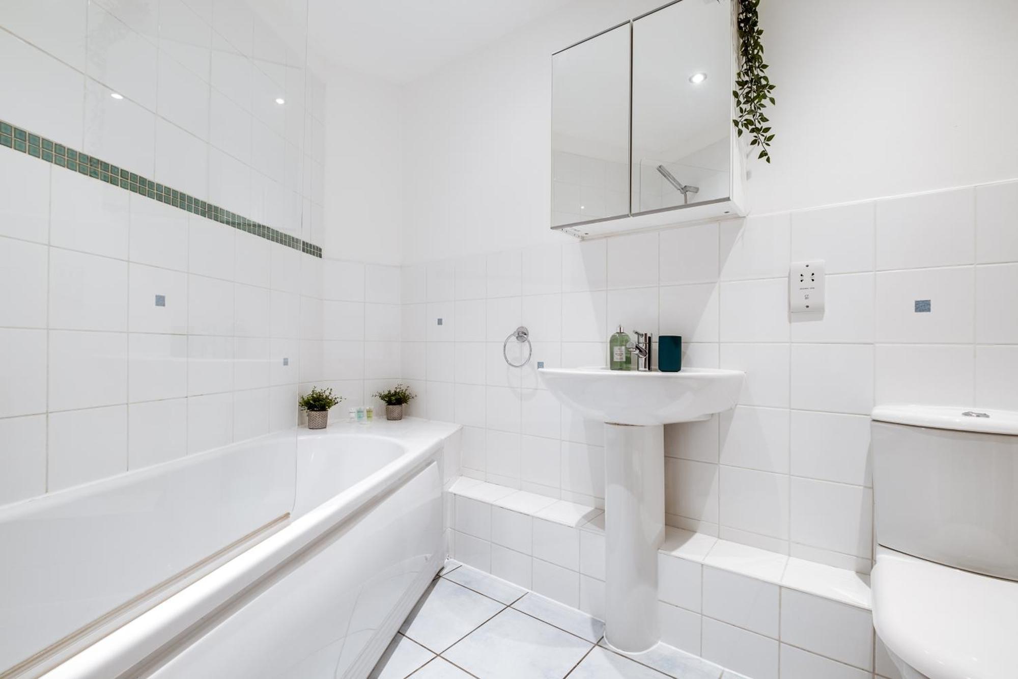 Pluxa Globe - Spacious In Jq With Parking Apartment *