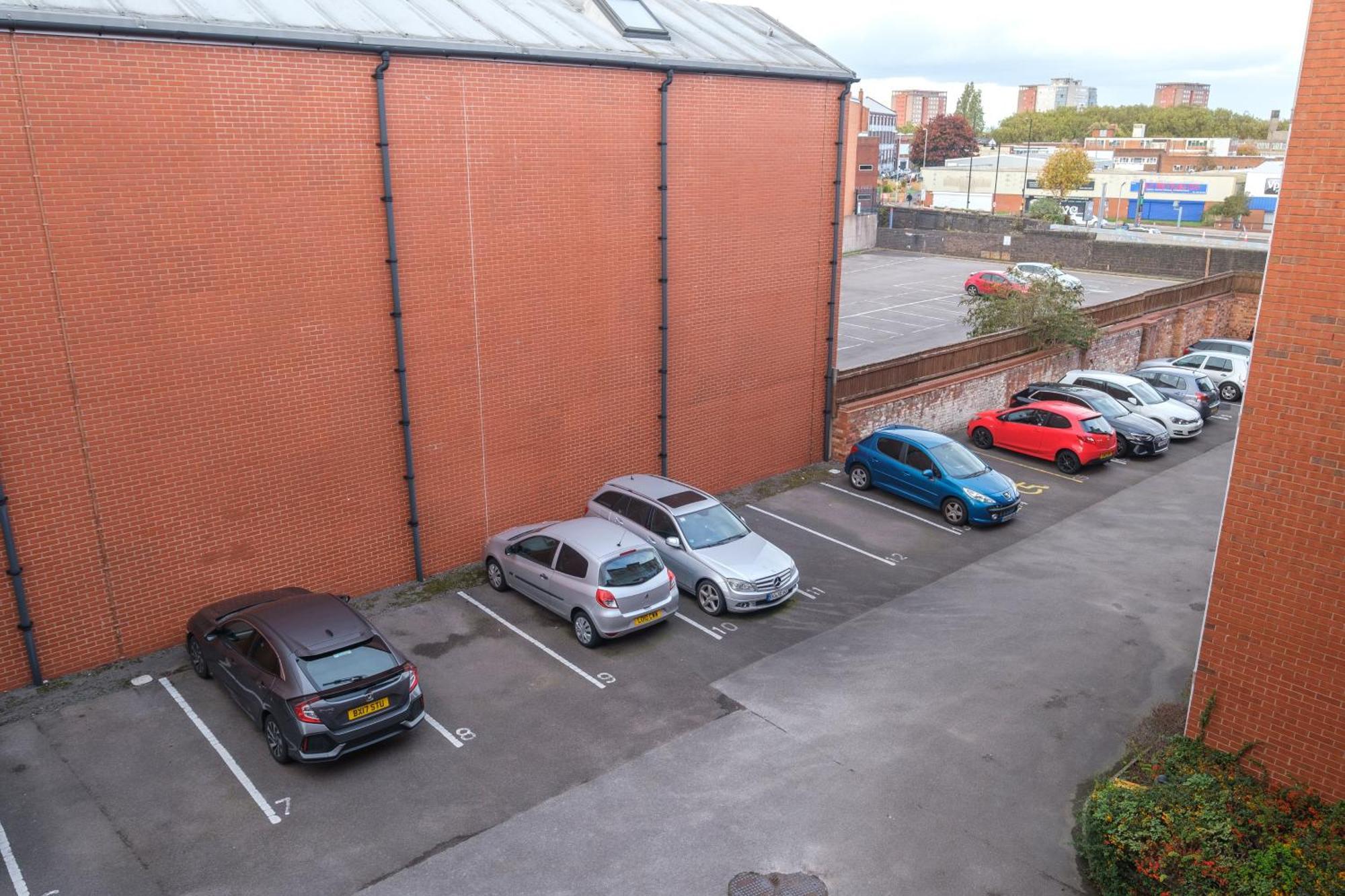 Pluxa Globe - Spacious In Jq With Parking Apartment *