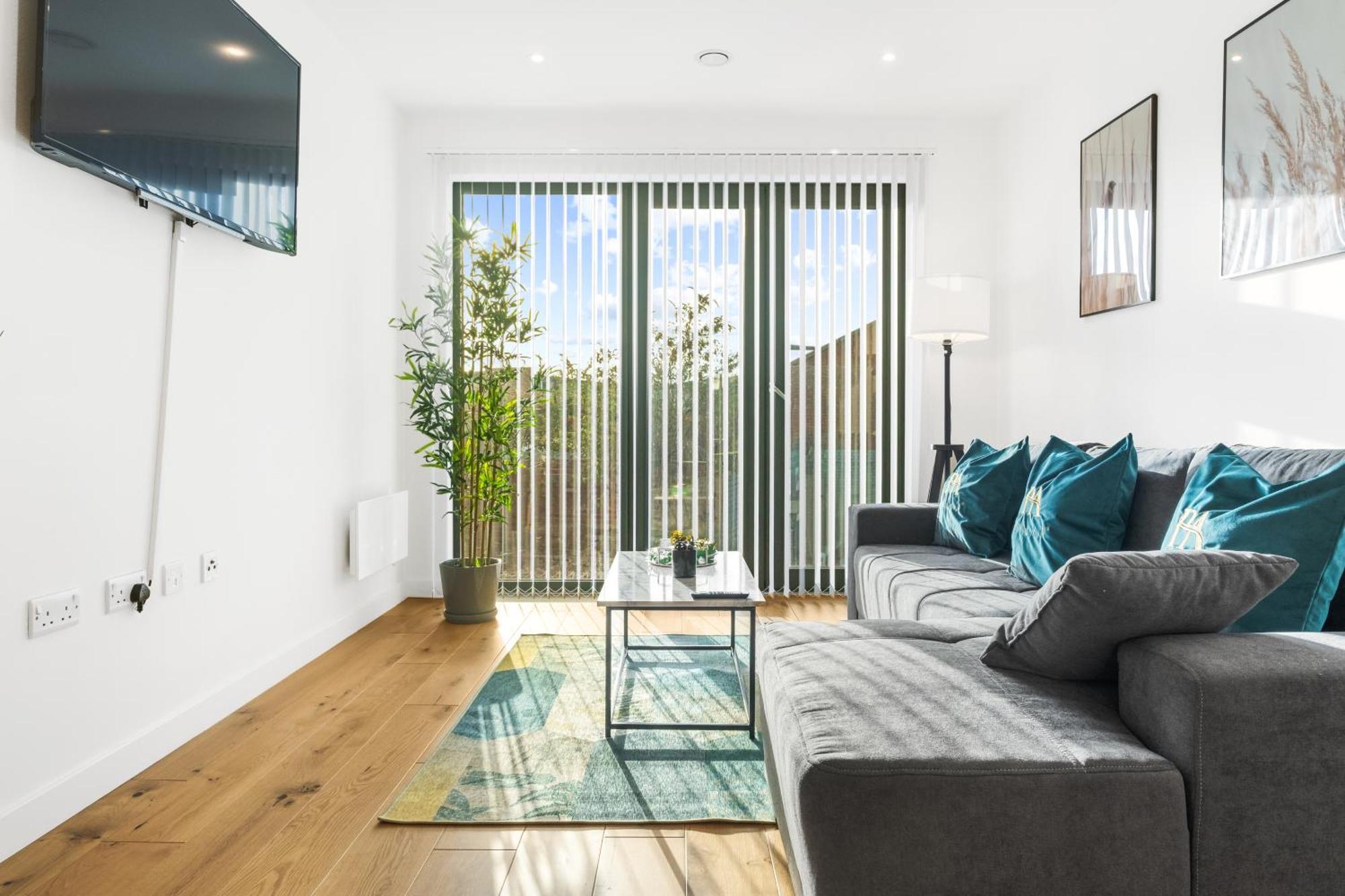 Pluxa Emerald Luxury - Walk To Attractions, Transport Nearby Birmingham