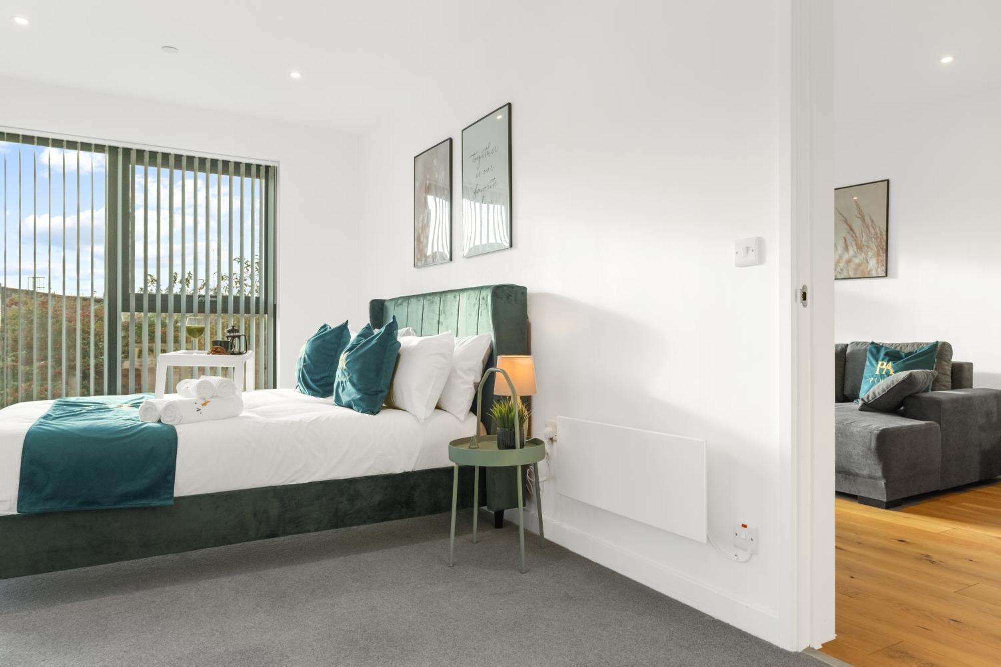 Pluxa Emerald Luxury - Walk To Attractions, Transport Nearby Apartment
