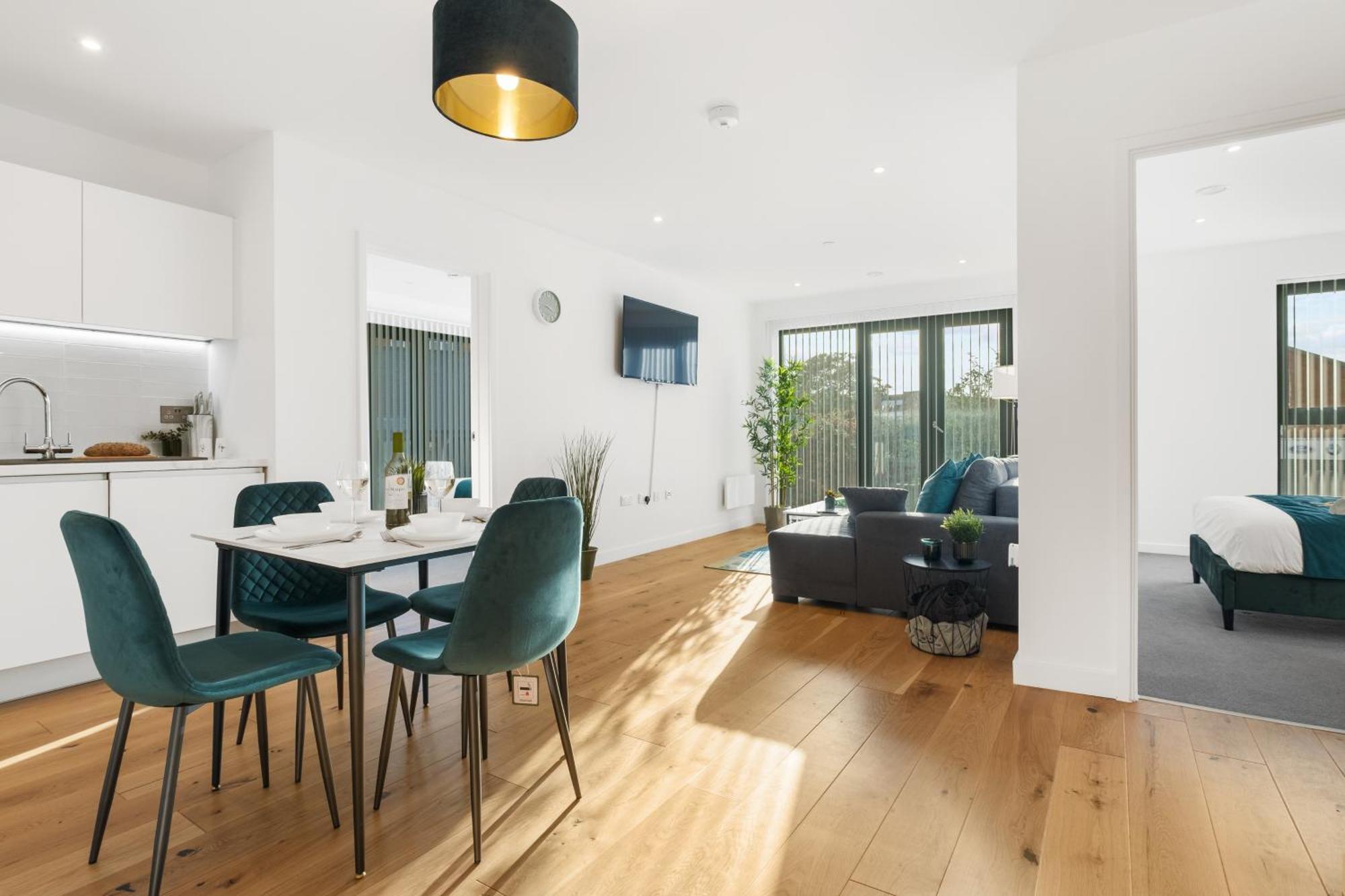 Pluxa Emerald Luxury - Walk To Attractions, Transport Nearby *