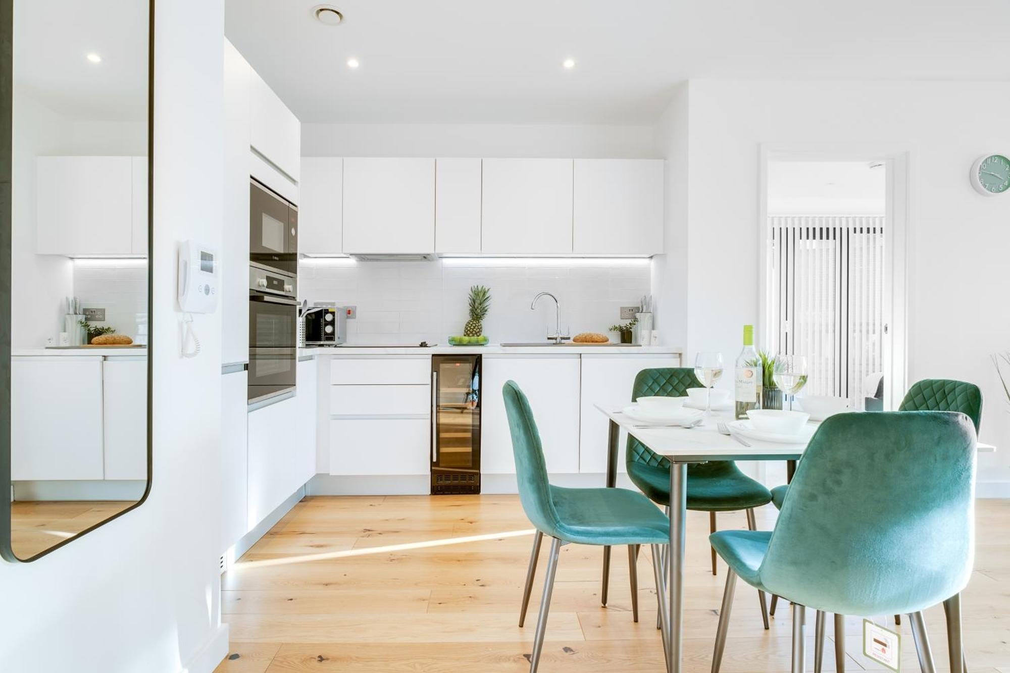Pluxa Emerald Luxury - Walk To Attractions, Transport Nearby Birmingham