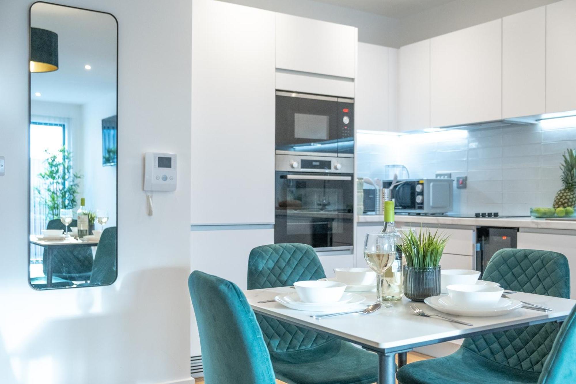 Pluxa Emerald Luxury - Walk To Attractions, Transport Nearby