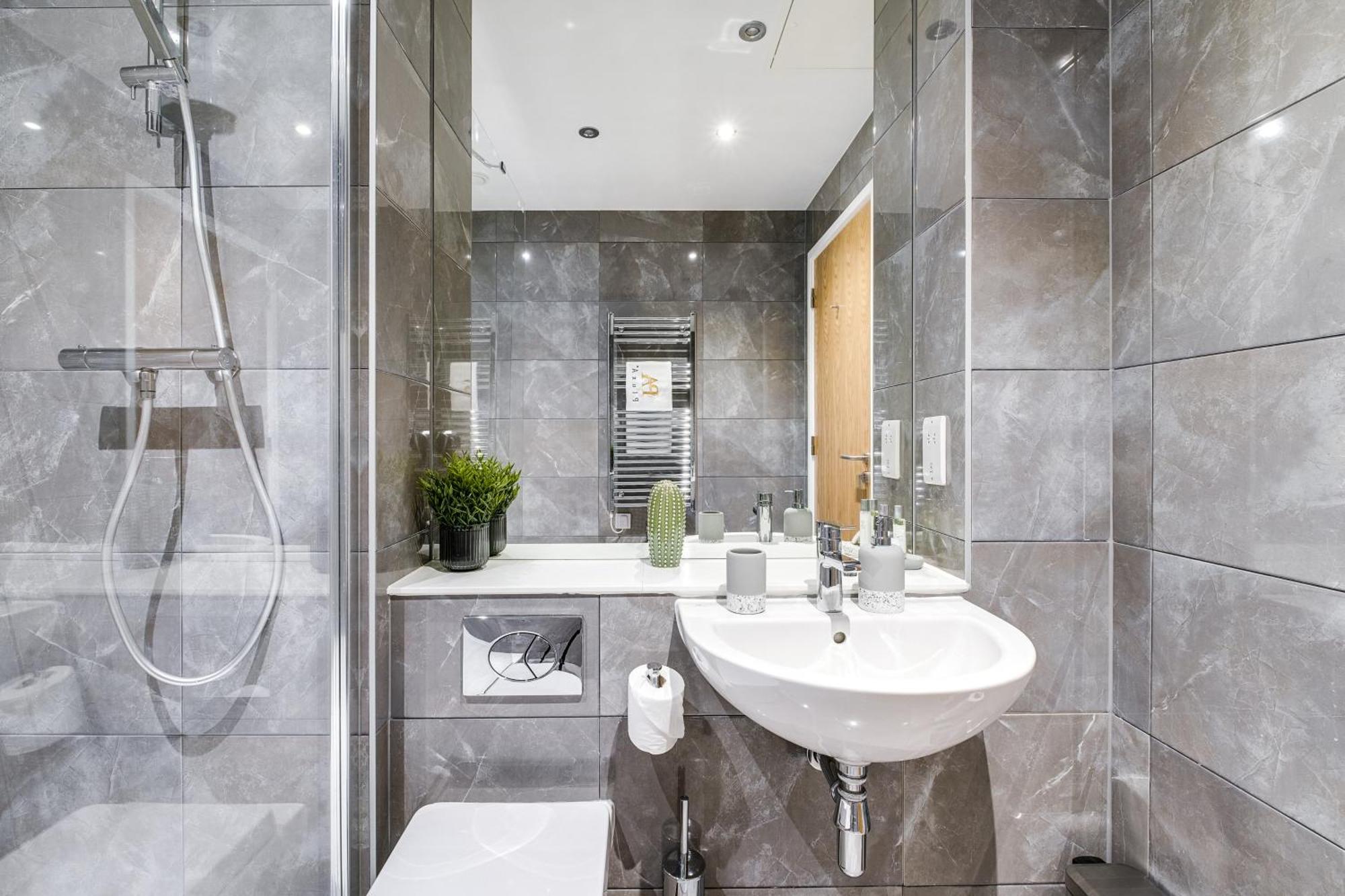 Pluxa Emerald Luxury - Walk To Attractions, Transport Nearby Apartment Birmingham