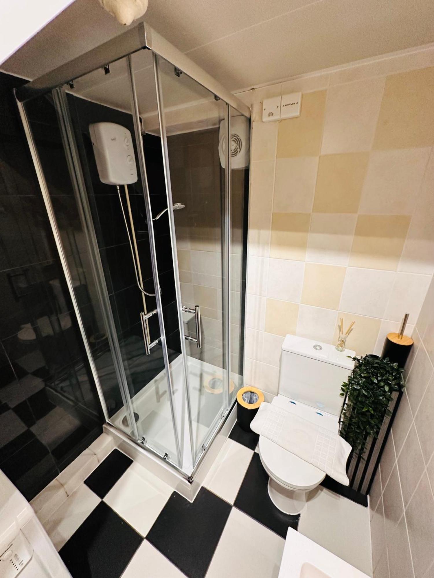 Guest house R2 - Elegant Private Opposite Queen Elizabeth Hospital - Harborne