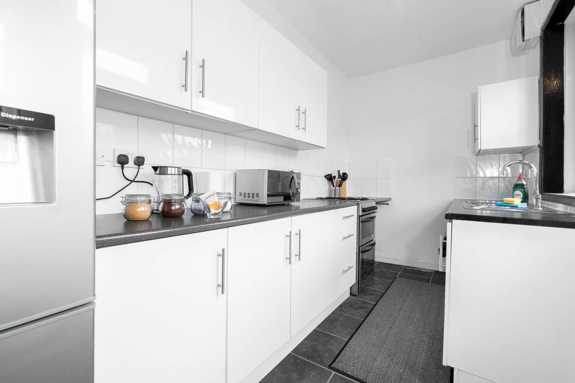 2 Bed House Families Contractors Free Parking Birmingham