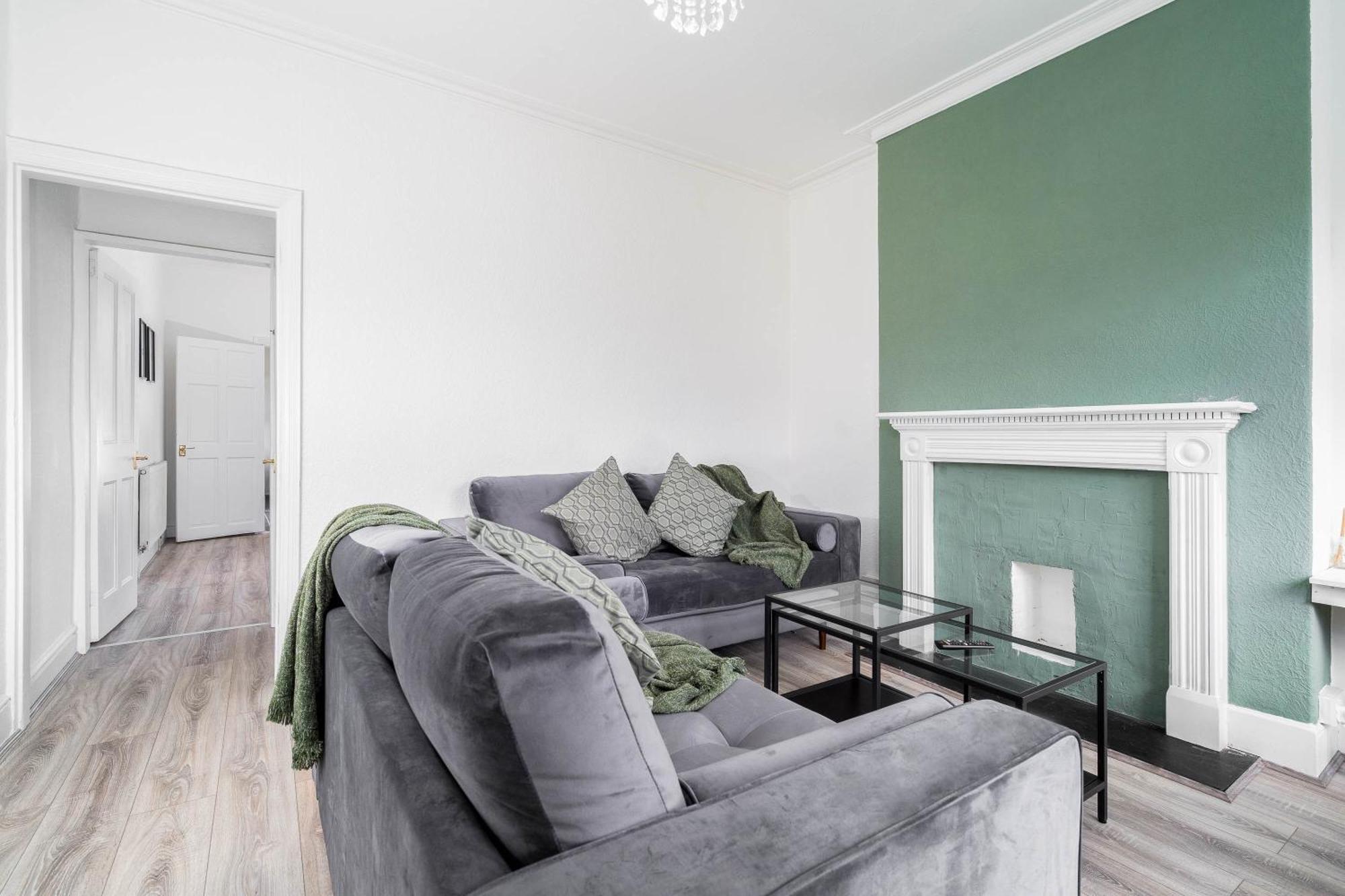 2 Bed House Families Contractors Free Parking * Birmingham