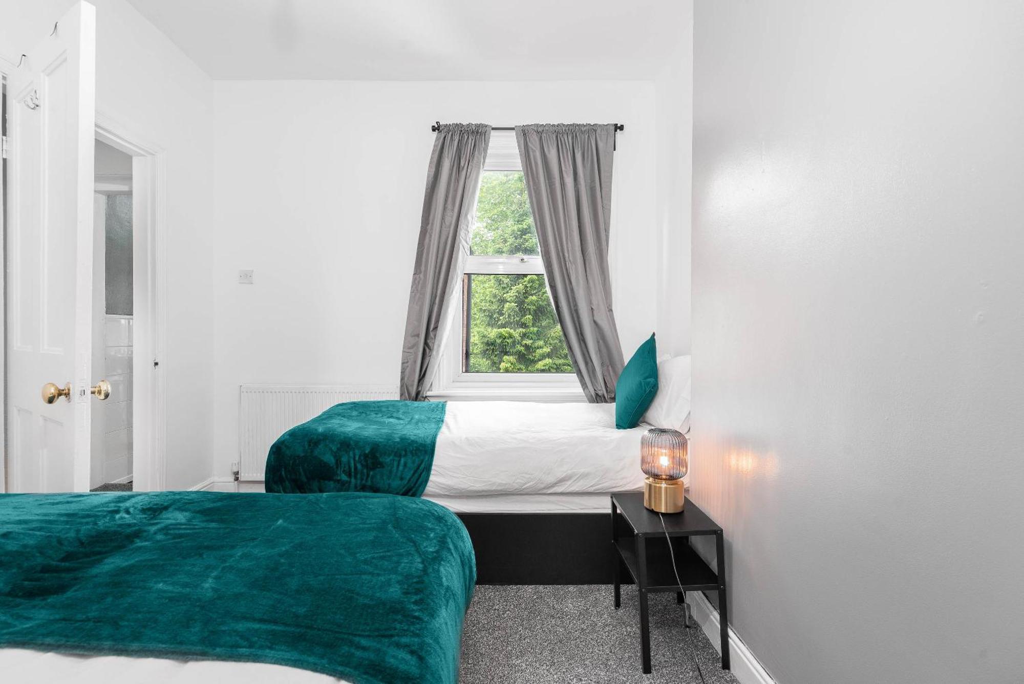 2 Bed House Families Contractors Free Parking