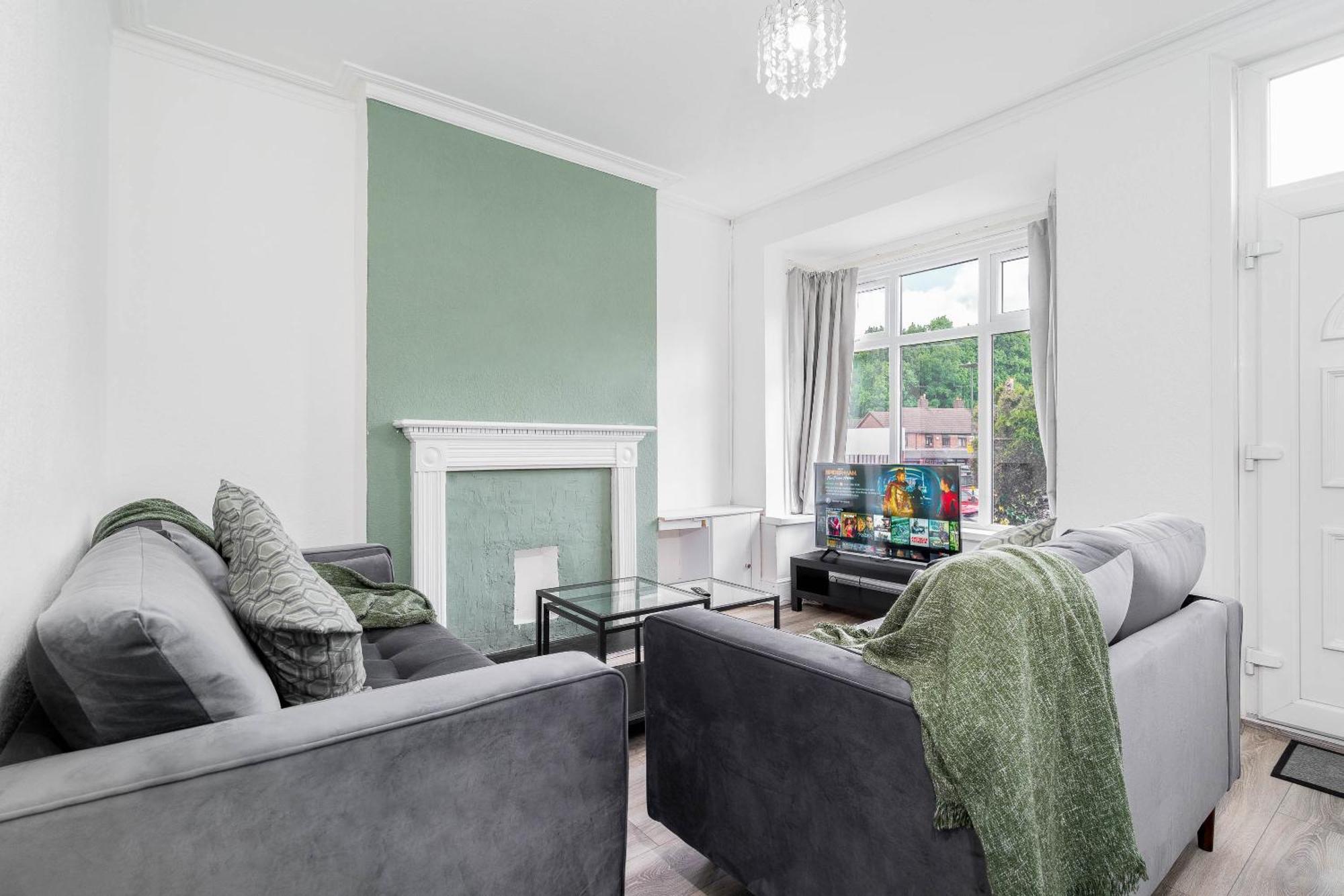 2 Bed House Families Contractors Free Parking *