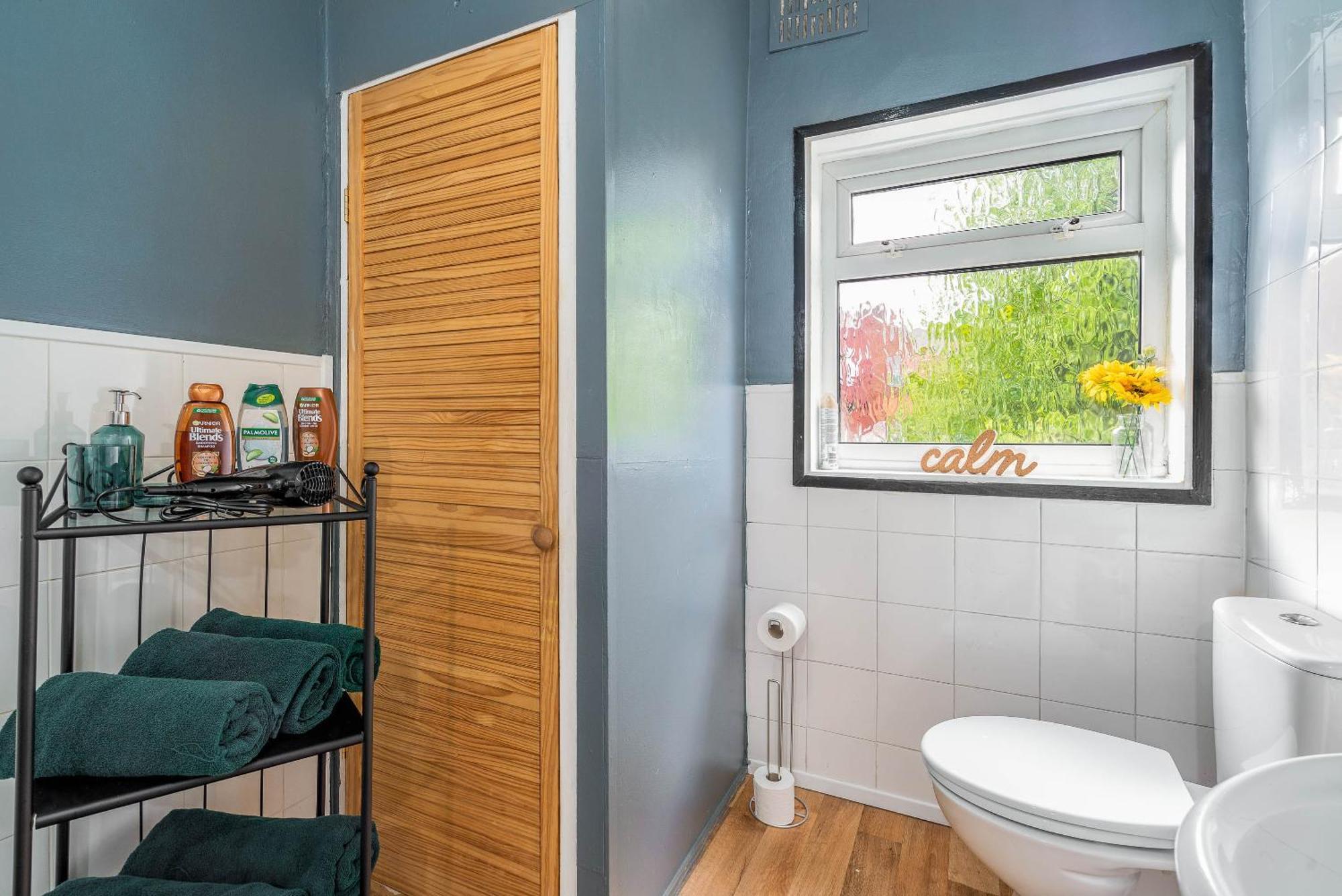 2 Bed House Families Contractors Free Parking *