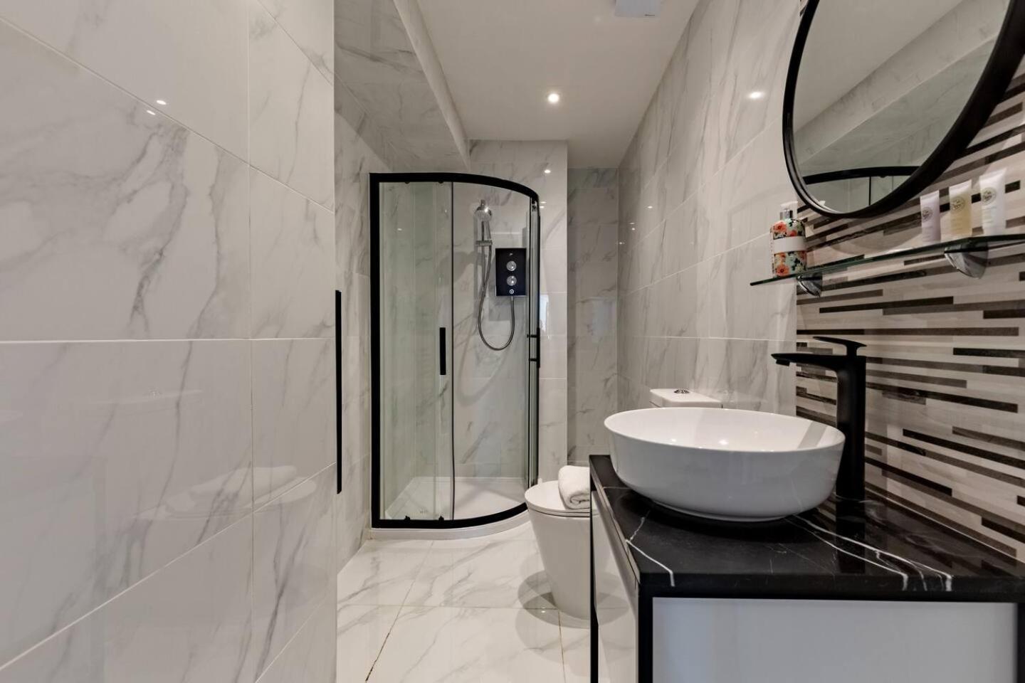 Apartment Pass The Keys Flat 10 - Luxurious 1 Bedroom Haven: Elevate Your Experience