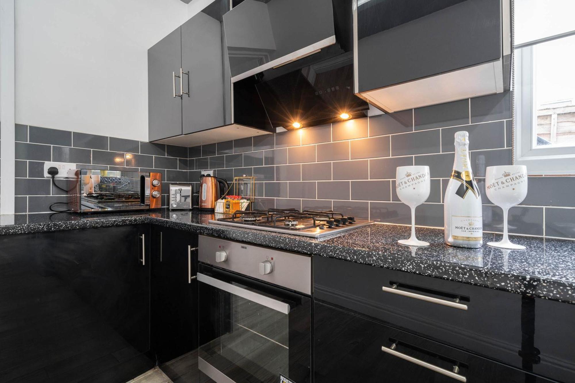 Five Bedroom Townhouse - Near Centre - Edgbaston - On Street Parking - Wifi - Netflix - 974p Holiday home *