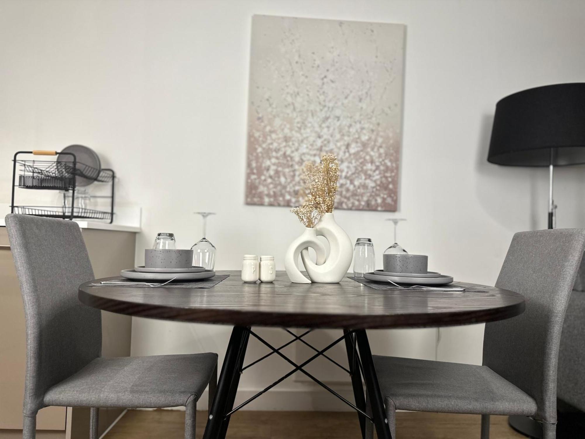 Cozy Centre With Free Parking And Free Gym Apartment