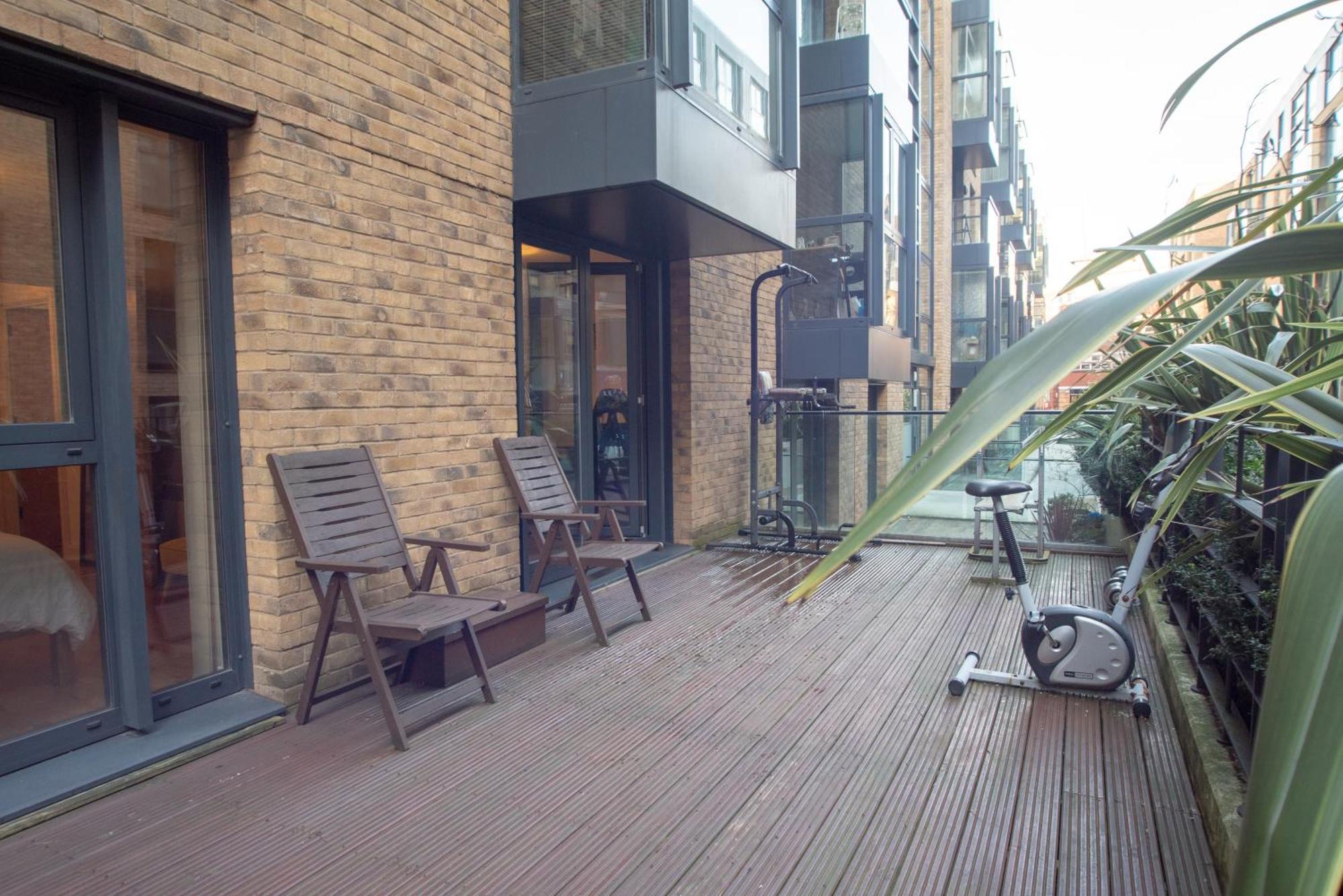 Spacious 1 Bed With Workspace, Coffee & Free Secure Parking Apartment *