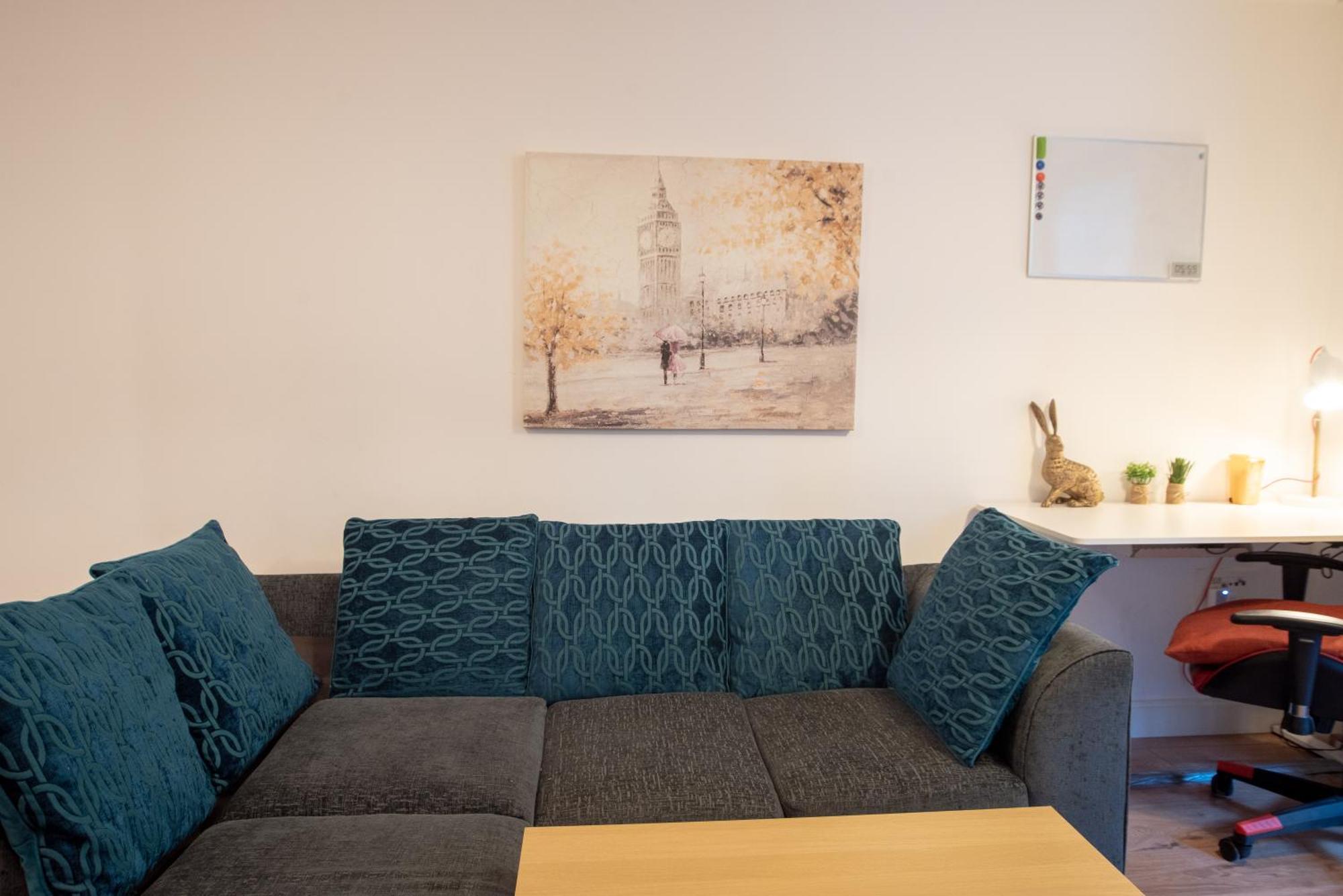 Apartment Spacious 1 Bed With Workspace, Coffee & Free Secure Parking *