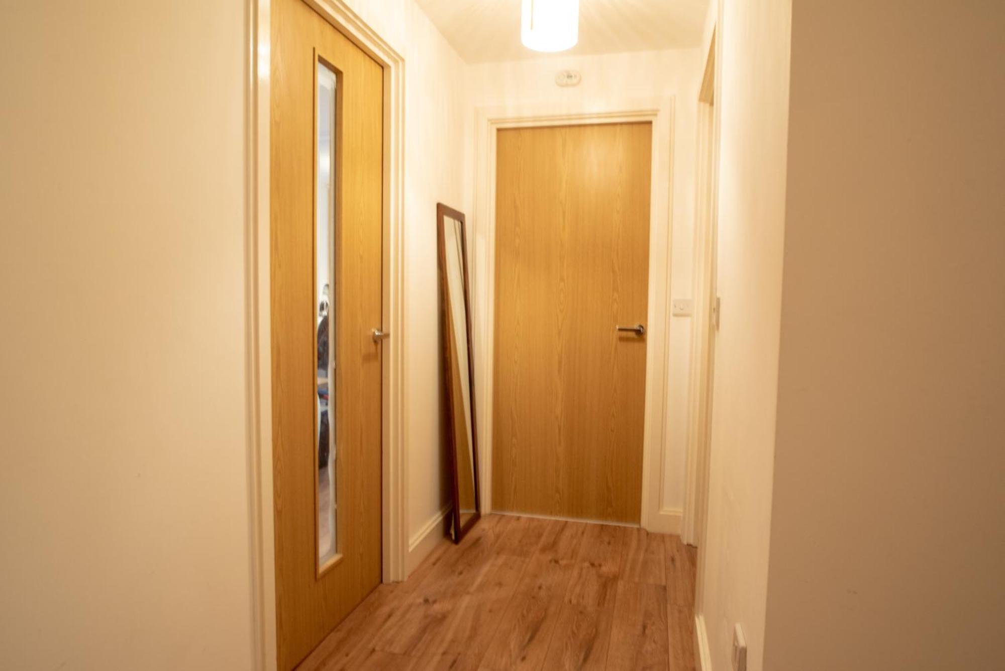 Spacious 1 Bed With Workspace, Coffee & Free Secure Parking Apartment