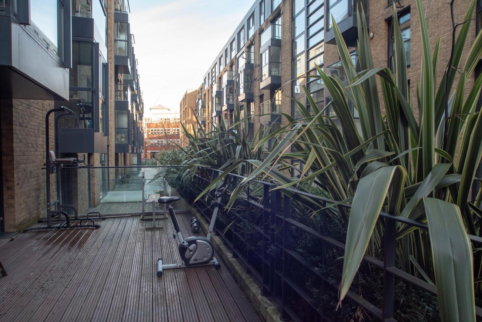 Apartment Spacious 1 Bed With Workspace, Coffee & Free Secure Parking