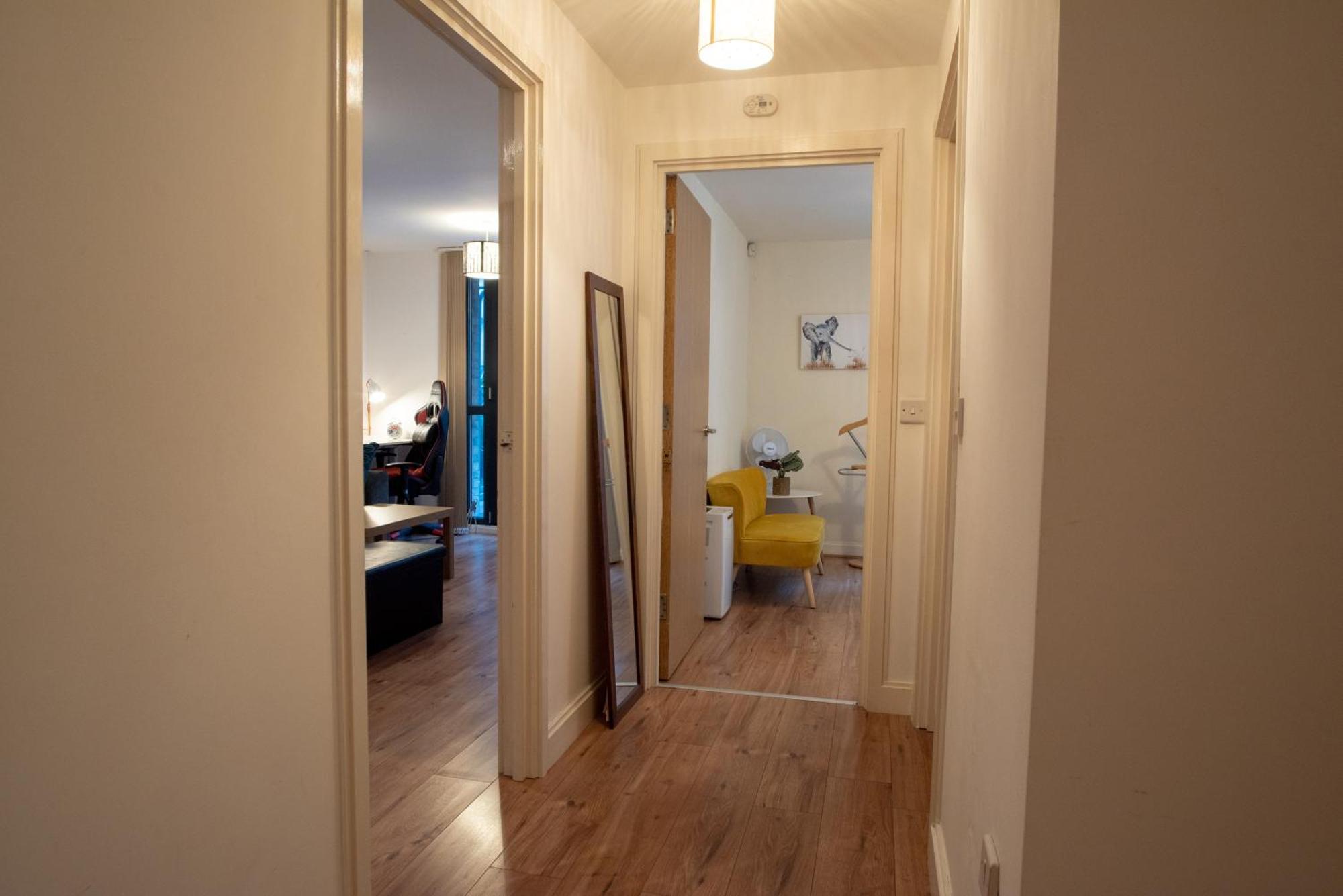 Spacious 1 Bed With Workspace, Coffee & Free Secure Parking Apartment *