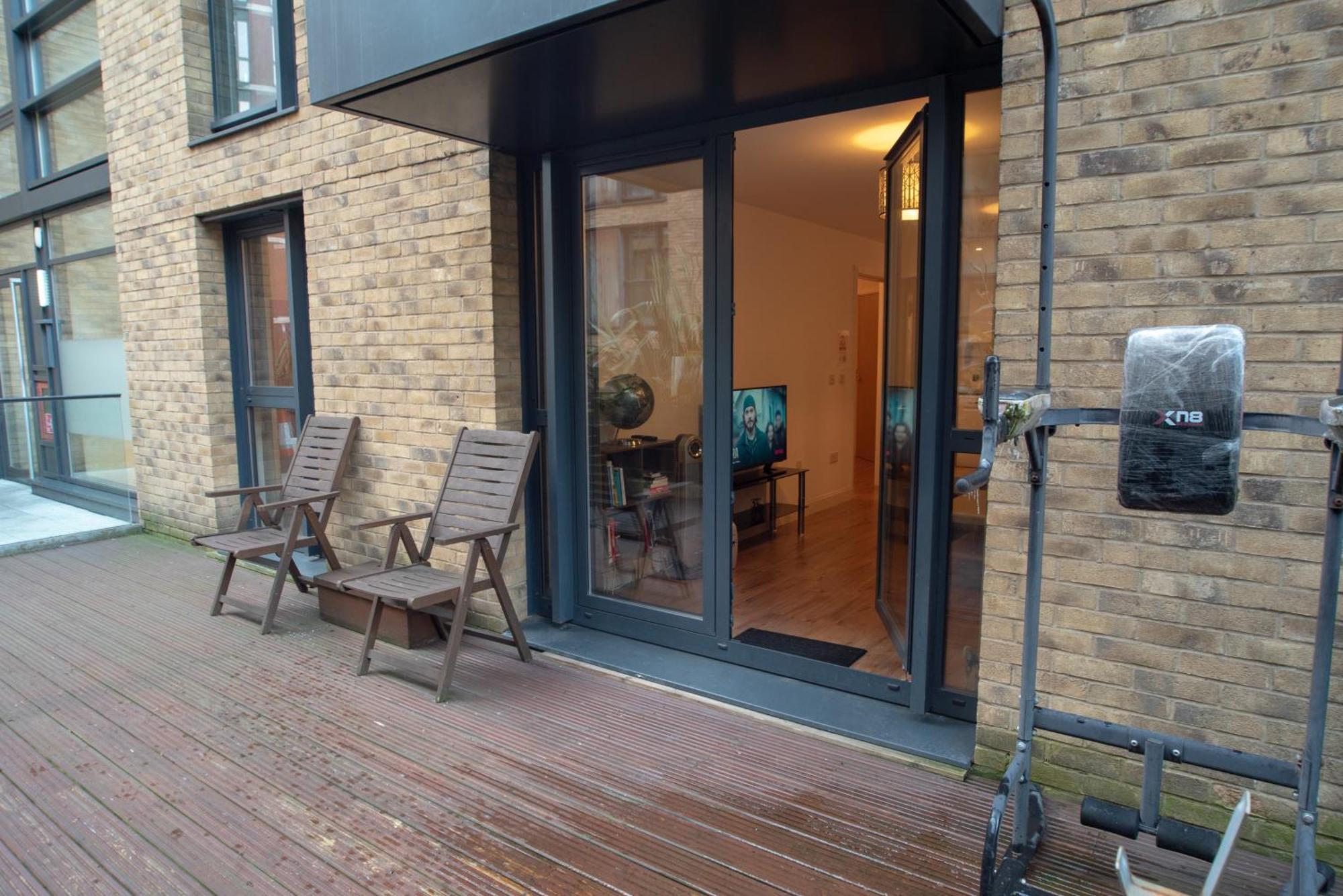 Spacious 1 Bed With Workspace, Coffee & Free Secure Parking Apartment Birmingham