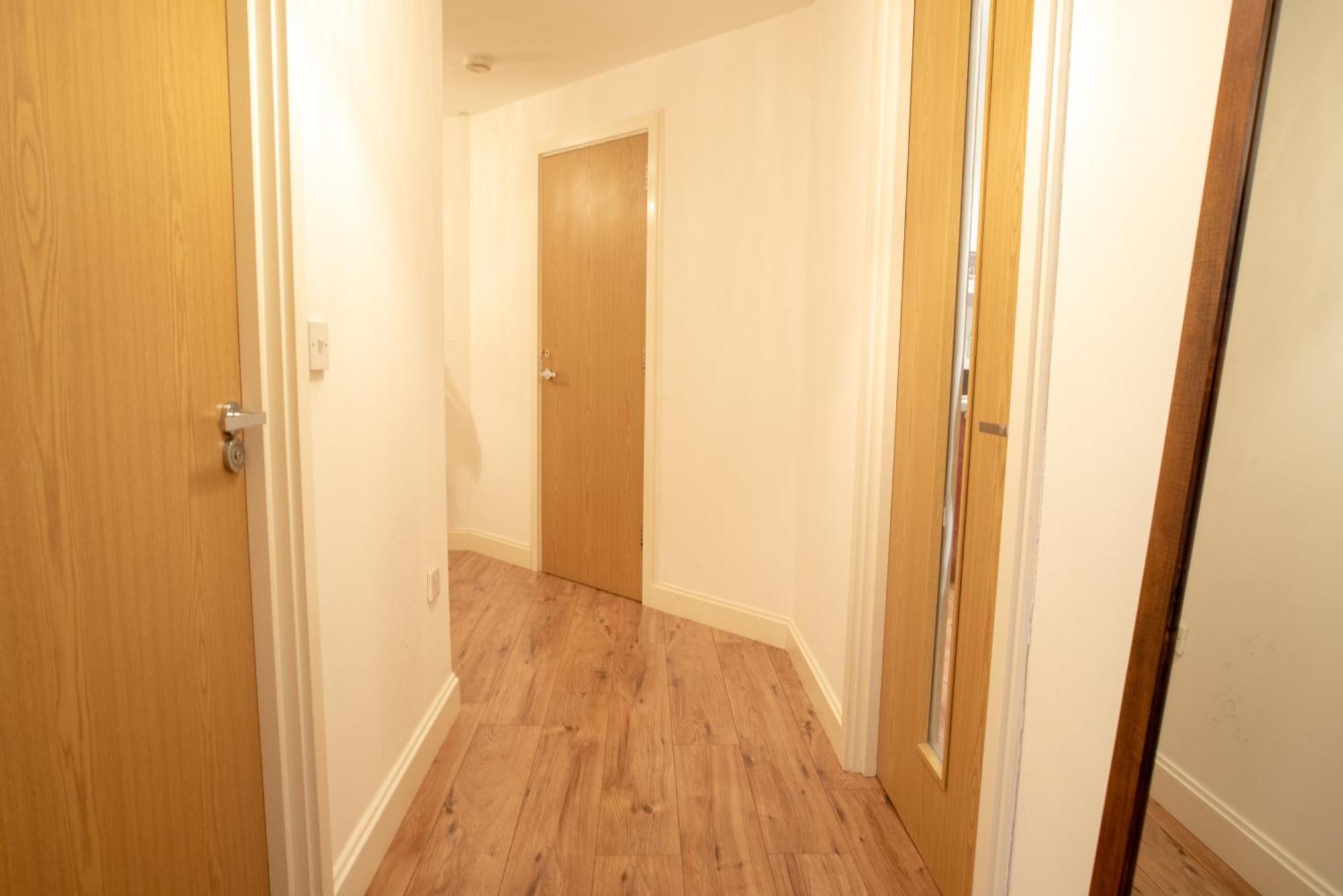 Spacious 1 Bed With Workspace, Coffee & Free Secure Parking *