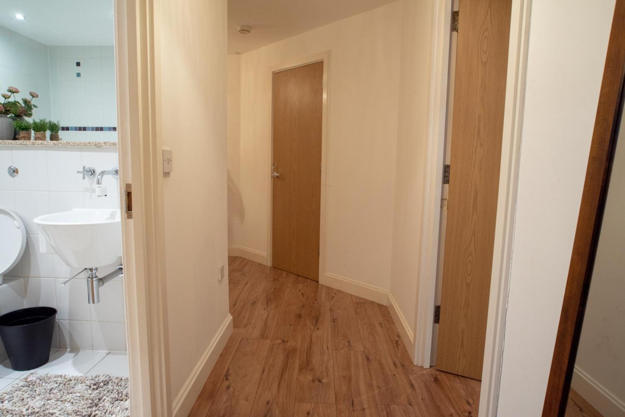 Spacious 1 Bed With Workspace, Coffee & Free Secure Parking