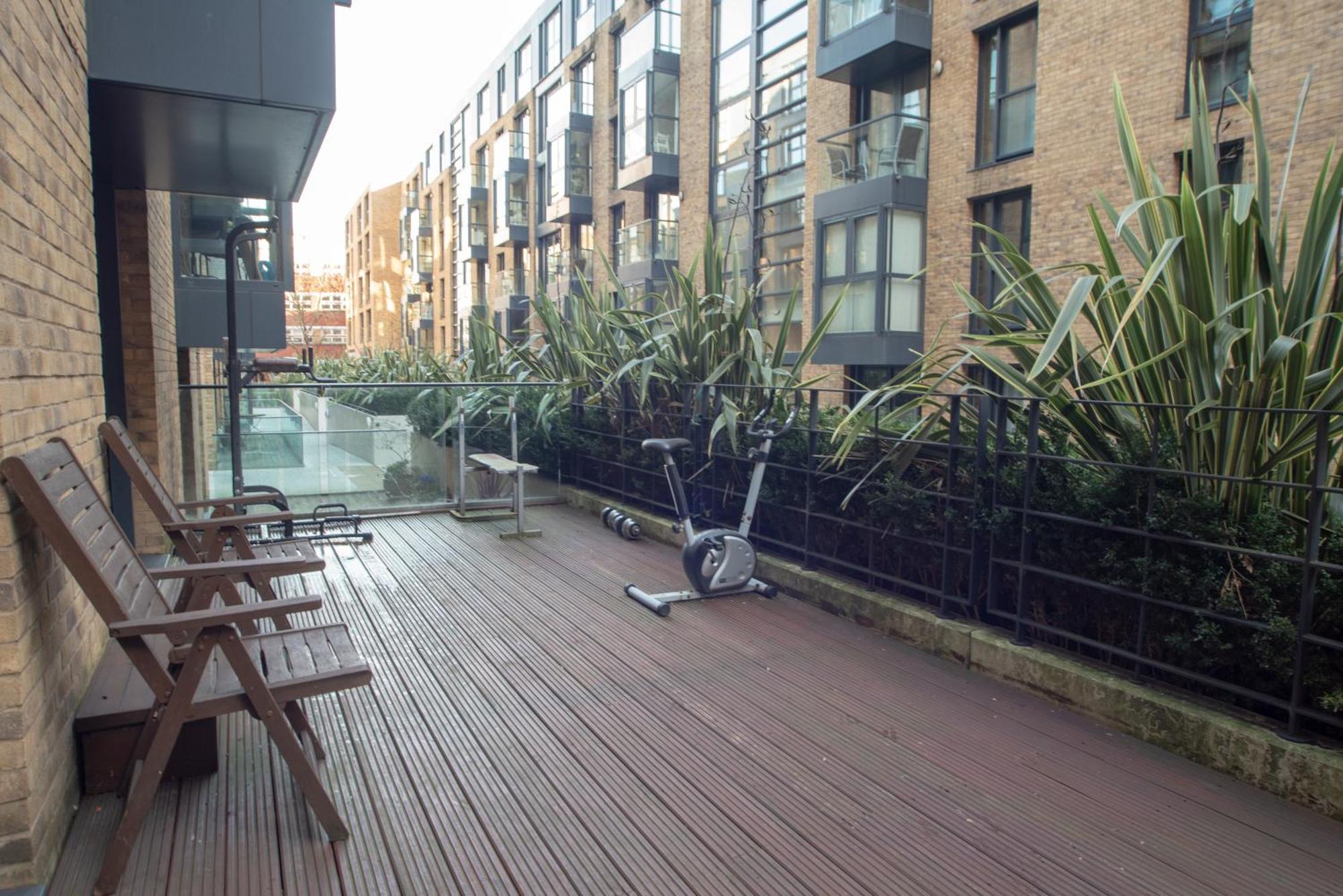 Spacious 1 Bed With Workspace, Coffee & Free Secure Parking Apartment