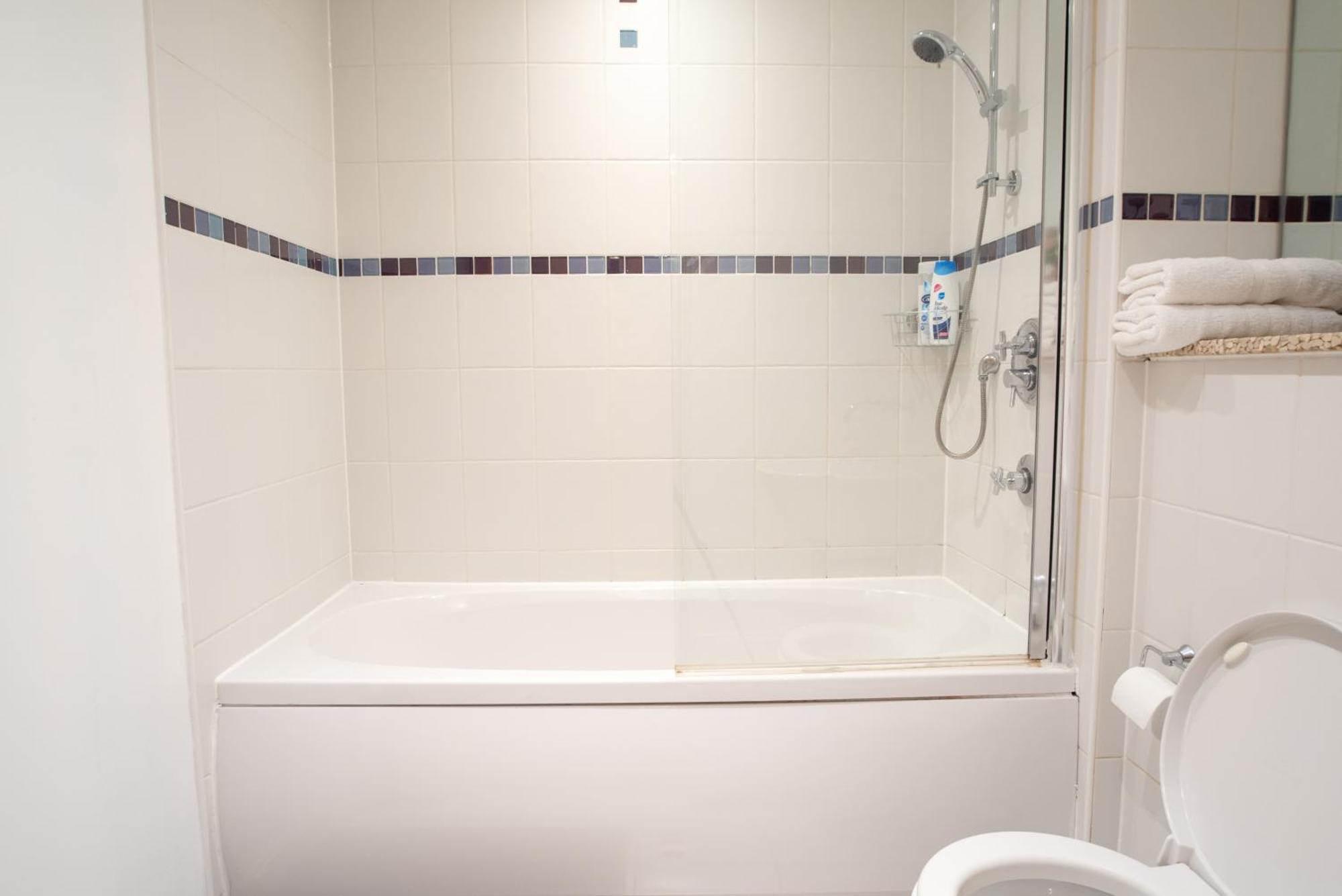 Apartment Spacious 1 Bed With Workspace, Coffee & Free Secure Parking