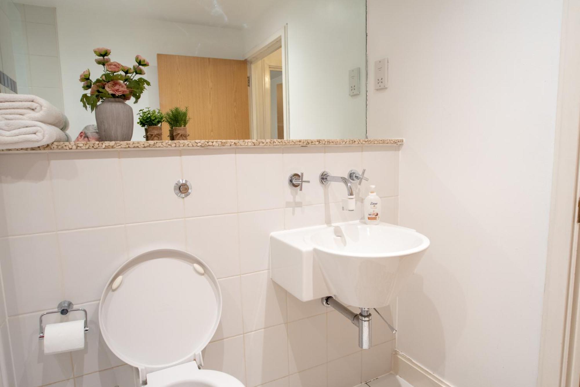 Spacious 1 Bed With Workspace, Coffee & Free Secure Parking Apartment *