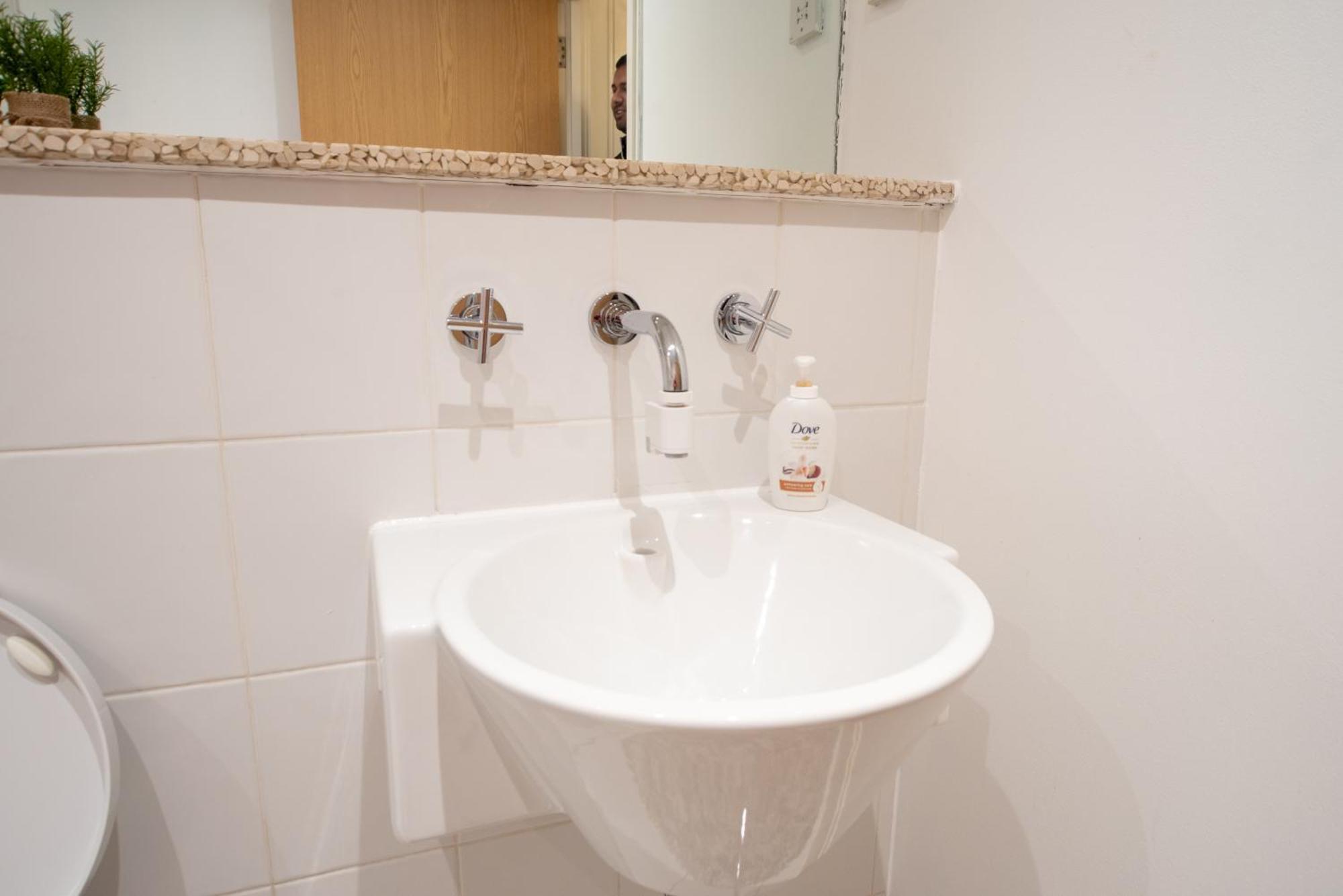 Apartment Spacious 1 Bed With Workspace, Coffee & Free Secure Parking *