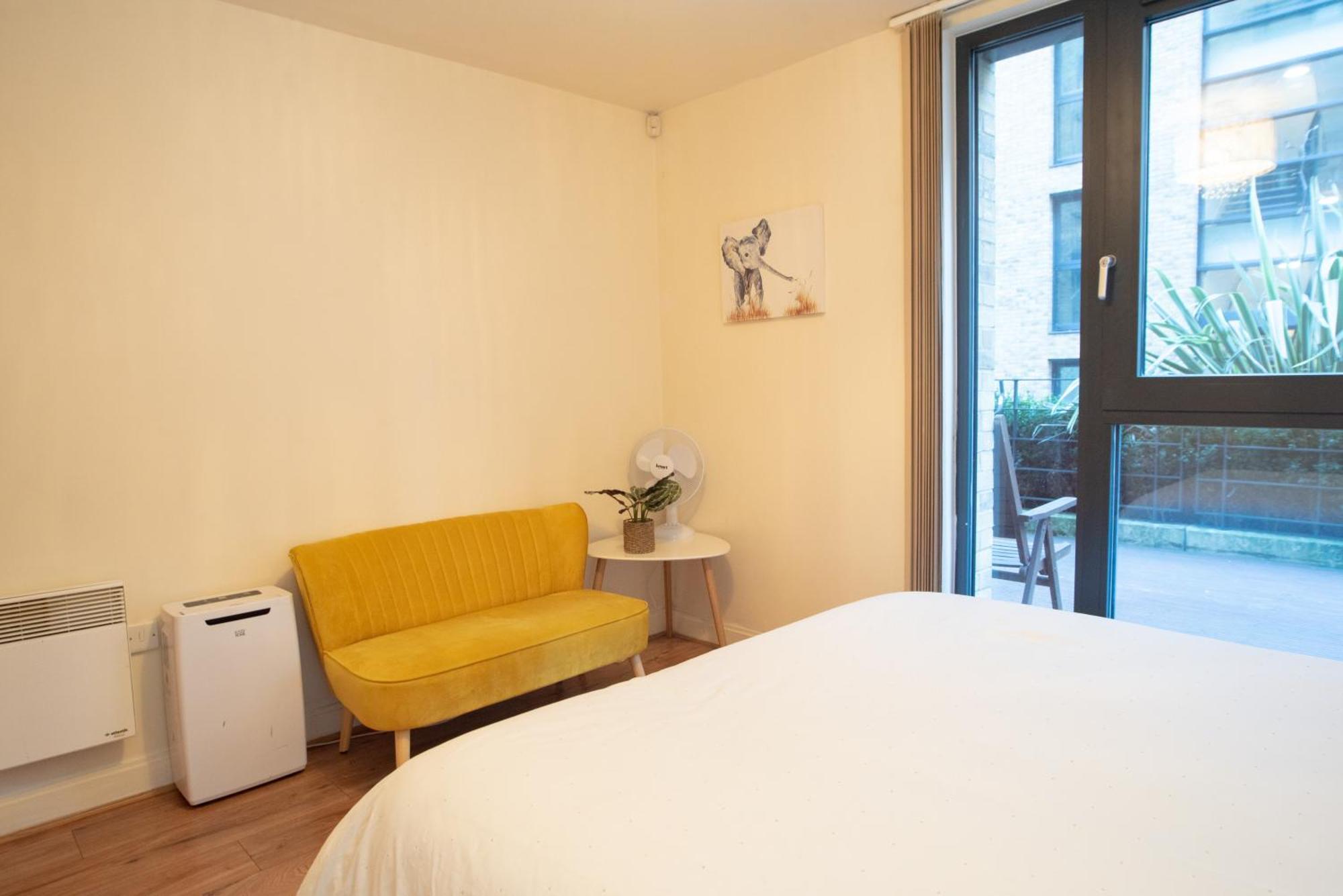 Spacious 1 Bed With Workspace, Coffee & Free Secure Parking Apartment Birmingham