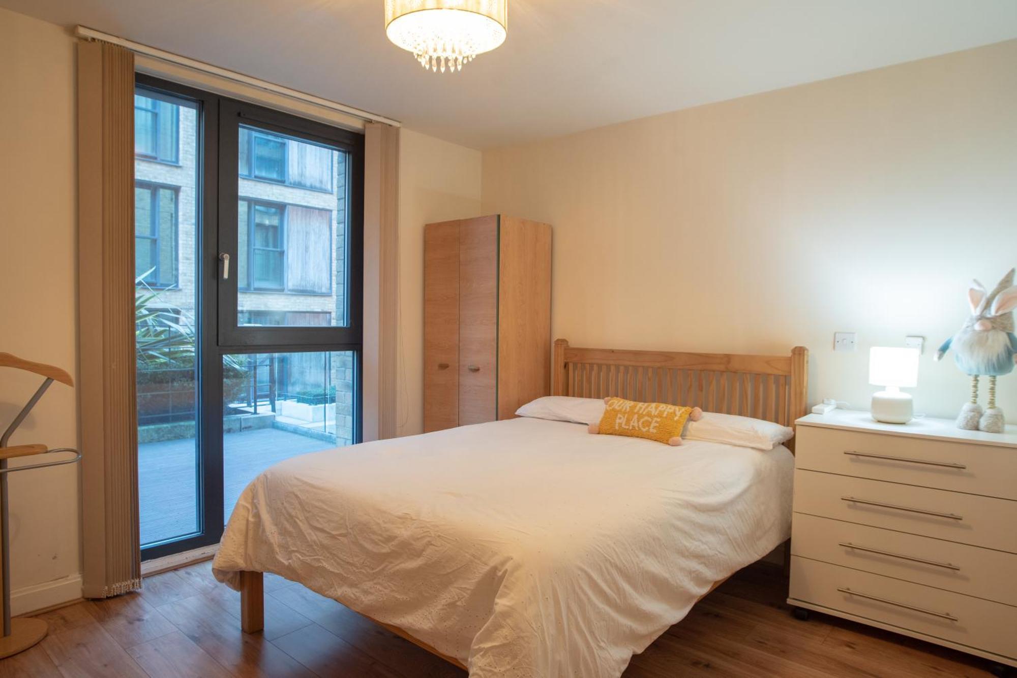 Spacious 1 Bed With Workspace, Coffee & Free Secure Parking *